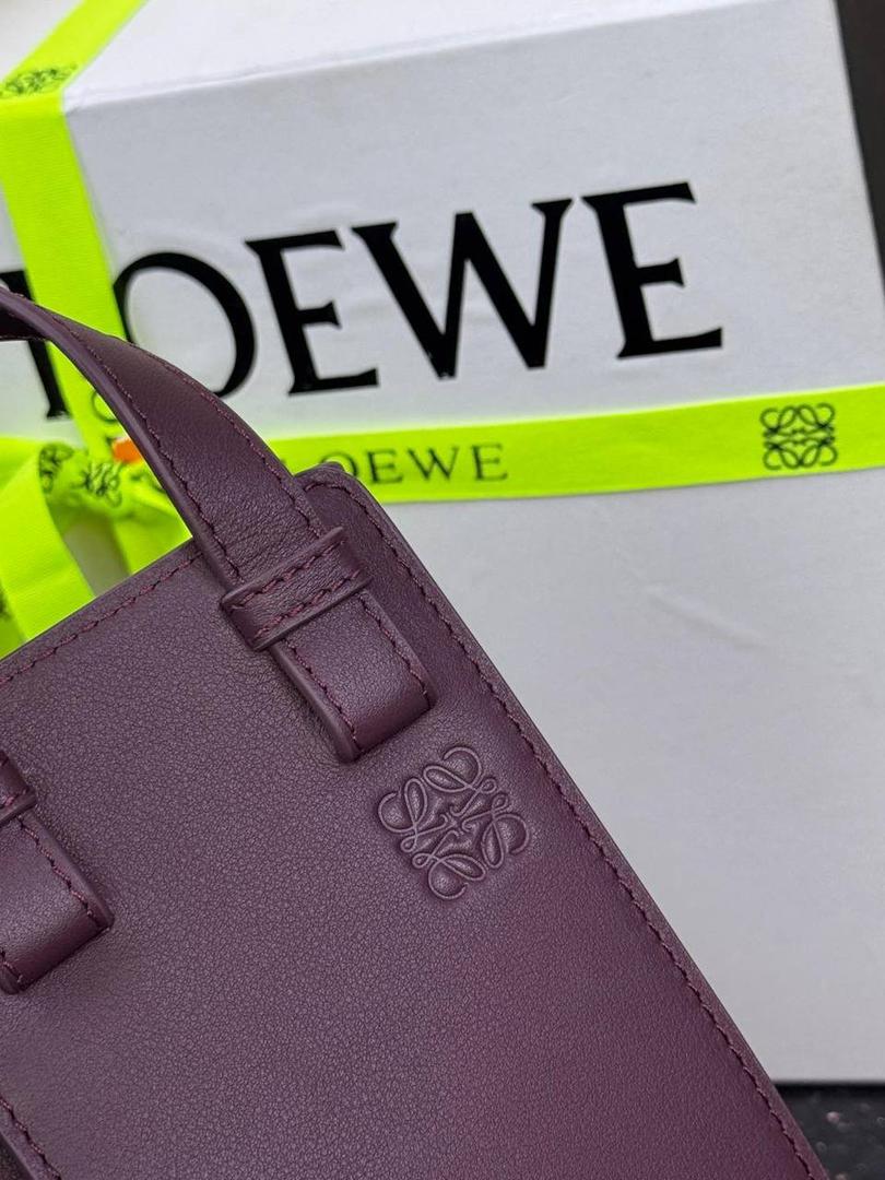 🎈新款吊床𝗛𝗮𝗺𝗺𝗼𝗰𝗸 𝗦𝗹𝗶𝗰𝗲 ——【酒红色到货‼️】 尺寸：𝟮𝟭-𝟮𝟱-𝟭𝟬𝗰𝗺 编码：652407 吊床𝗛𝗮𝗺𝗺𝗼𝗰𝗸家族迎来新成员—𝗛𝗮𝗺𝗺𝗼𝗰𝗸 𝗦𝗹𝗶𝗰𝗲，新作采用细腻柔软的亮面小牛皮制作而成，重新以纤巧比例焕新演变成新造型。搭配可拆卸可调节长肩带，灵活实现多功能背法及百变风格。