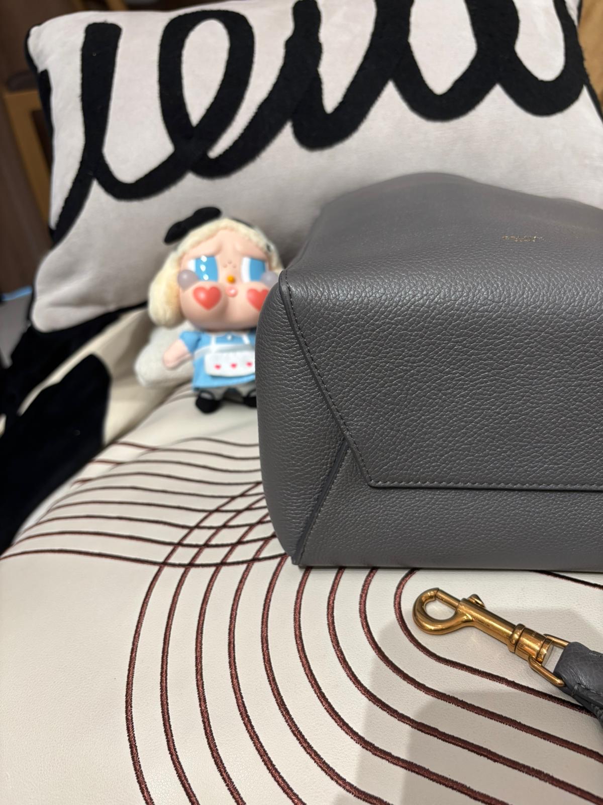 Celine sangle small 灰色牛皮水桶袋 new logo 100%Authentic,99%new ✅Tap✅dust bag 