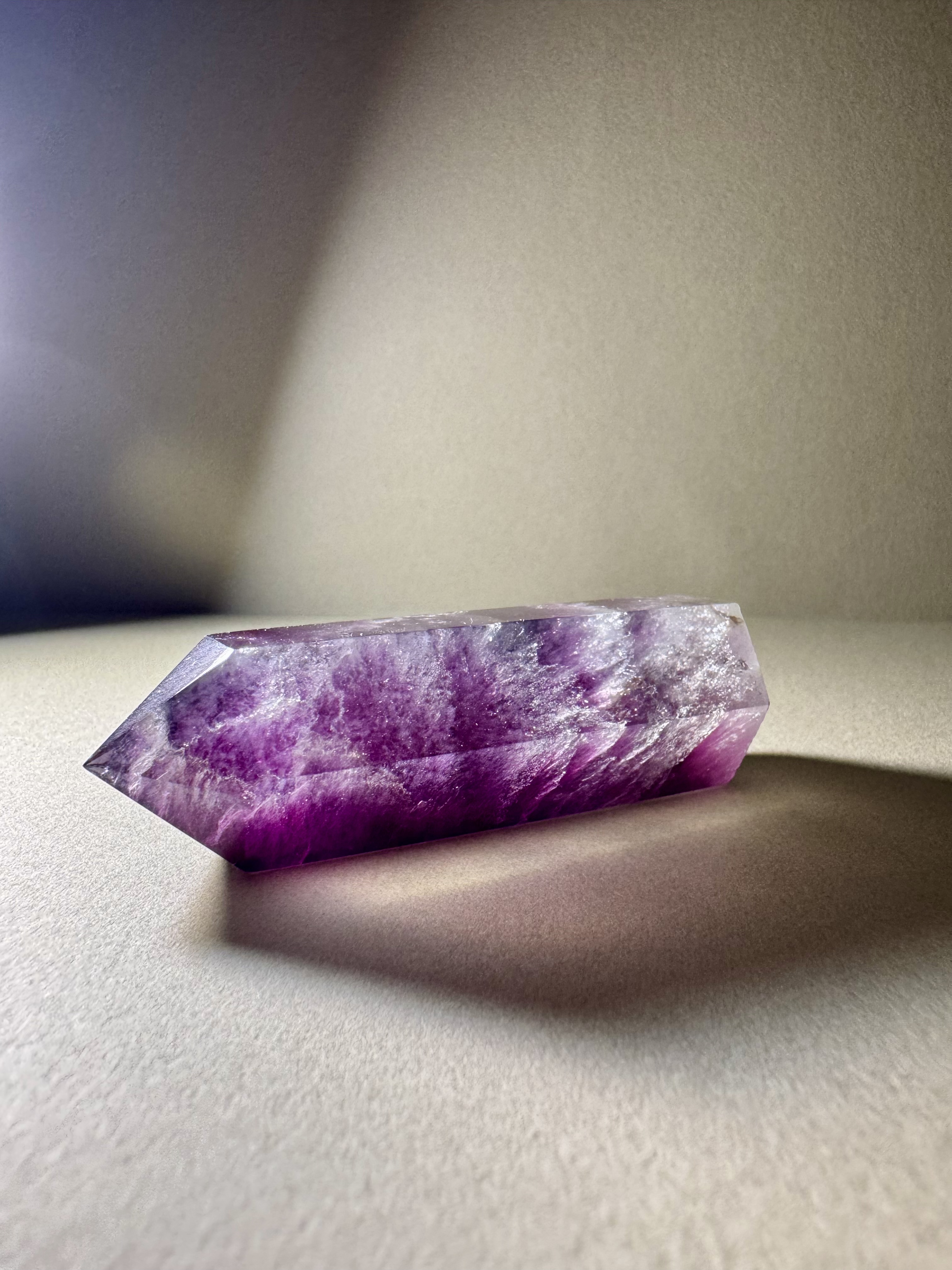 天然水晶柱 － 紫綠分層冰飄海浪紋螢石