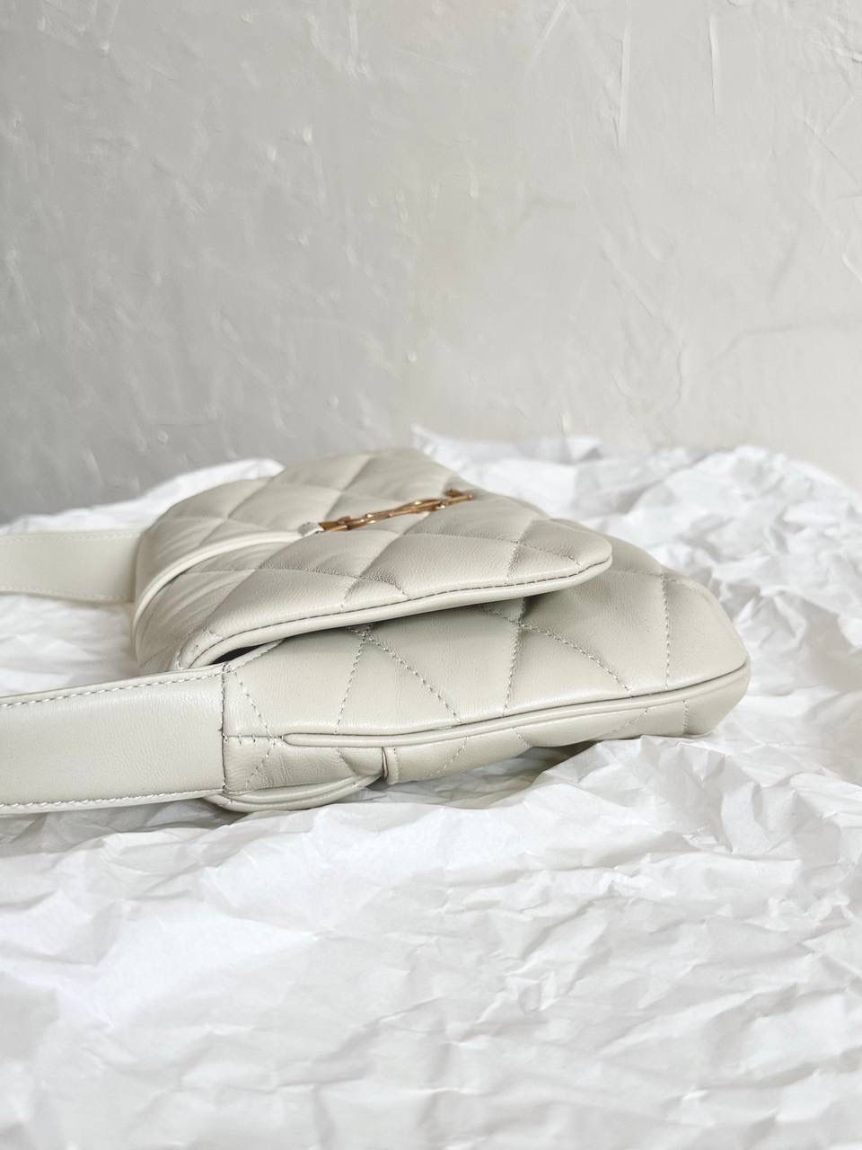 ys1 le57绗缝菱格羊皮腋下包白色🤍 这么多腋下包中最火之一！ 它优雅又复古，而且显得很有女人味 slp的设计师是懂女生的 小羊皮软软蓬蓬的，好像棉花糖 我真的很爱这种软乎乎手感的包儿 特别是冬天，摸着很治愈～ ZP开发➕原厂羊皮➕全铜五金⚠️ 爆款细节一定要正确❗️ 24×18×5.5cm691450m