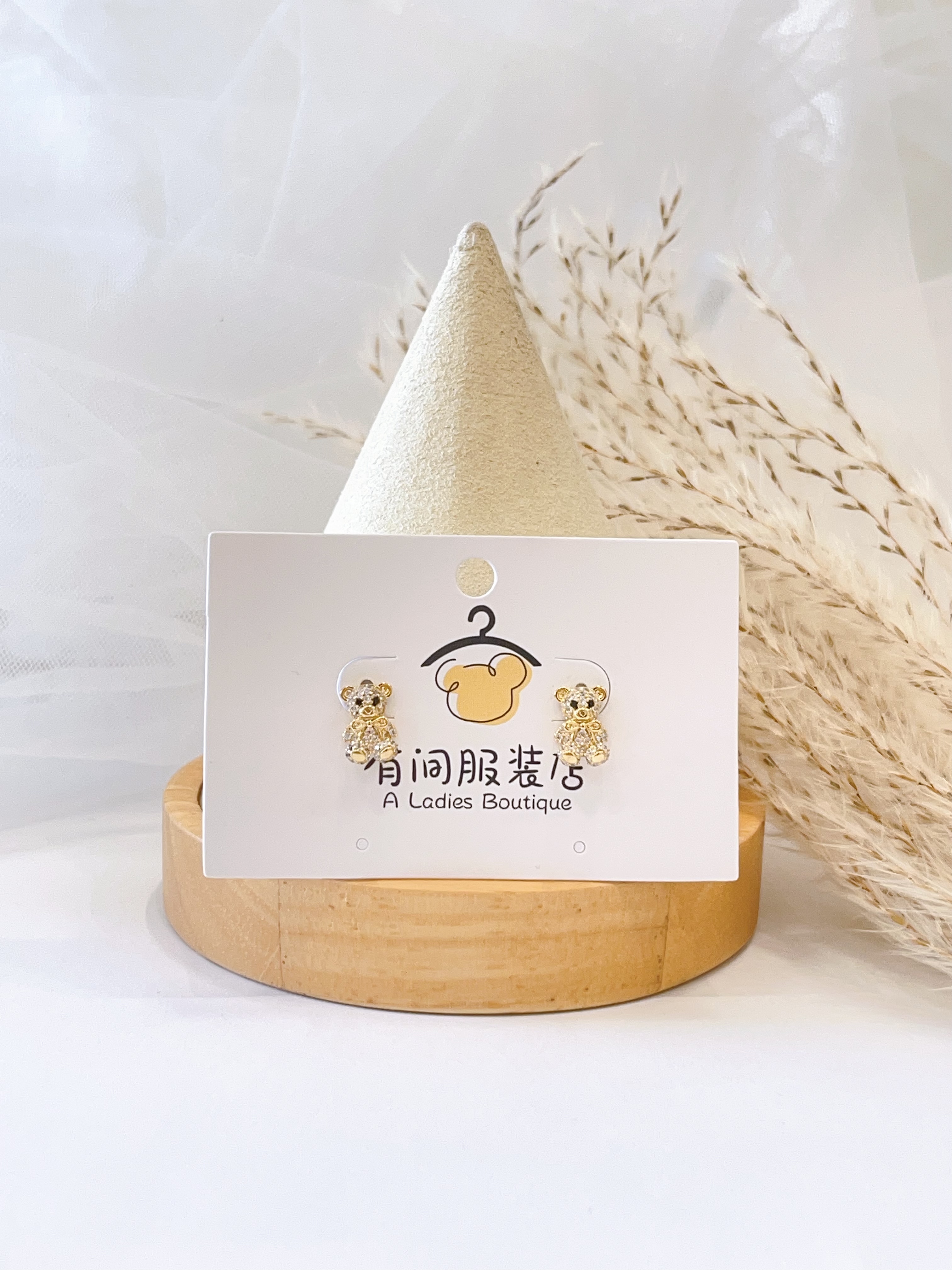 满钻金色蝴蝶结小熊耳环