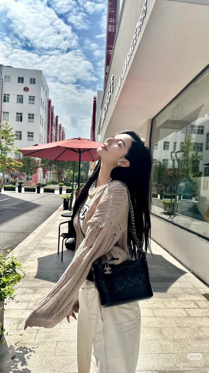 流浪包中號鑒定版 👜 一包一碼 支持全球鑒定查驗身份證原廠專G 蒙塔貝拉原廠皮料過關清單資料可査詢 四大金剛之一的流浪包百搭不膩，大愛它的帥氣隨性慵懶優雅！ 中號size男女都可以駕馭，輕鬆背出屬於自己的風格！ 五金：全鋼做舊復古五金 皮料：蒙塔貝拉原廠皮 尺寸大号：21*28*10cm 小号：15*20*8cm