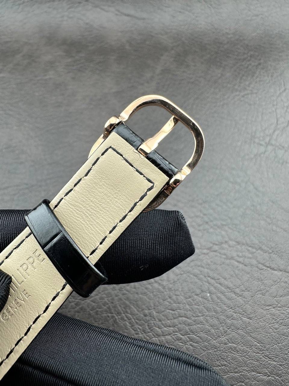 PP➕ Factory2025新品首发｜百达5738系列 68克配重版 复刻经典，更胜经典——GOLDEN ELLIPSE 黄金椭圆腕表重磅登场！ ✅ 黄金分割美学重塑：遵循1:1.6181经典比例，34.5MM×39.5MM椭圆表径搭配7.7MM纤薄厚度，复刻古典韵味与佩戴舒适度。 ✅ 316L精钢表壳：介于圆形与矩形之间的别致椭圆轮廓，还原原版线条张力，质感细腻出众。 ✅ 3D立体云贝母表盘：专属浮雕打印工艺，折射神秘深邃光泽，告别市面暗淡平庸款，上手自带高光。 ✅ 定制进口小牛皮表带：21X16尺寸对版原配，搭配同型椭圆表扣，与表壳设计遥相呼应，贴合手腕更显格调。 ✅ 9015精准机芯：走时稳定精准，兼顾实用性与耐用性，日常佩戴无压力。 PP➕不做“远观款”，只为呈现最接近原版的真实佩戴体验——从细节质感 to 上手触感，每一处都经得起近距离审视，让经典韵味在腕间完美延续！