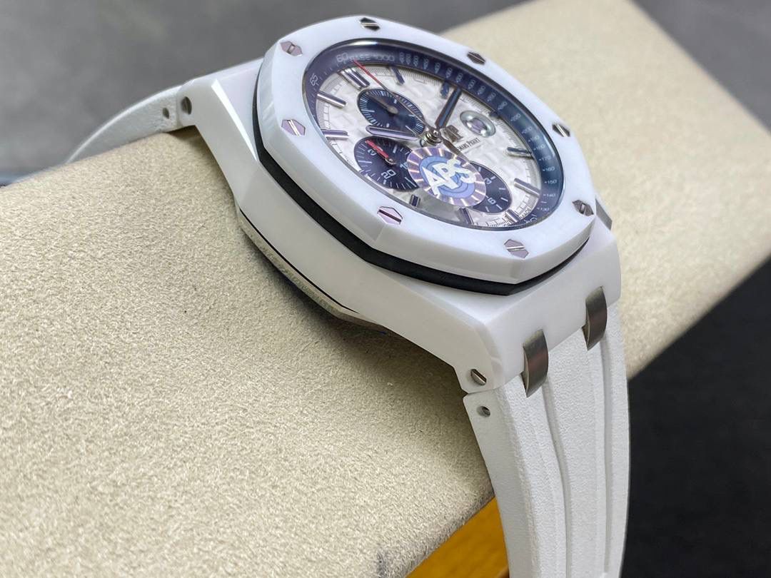 爱彼26400采用进口蓝宝石表镜，镀防眩目蓝膜，任意角度观赏都通透有质感✨。金属拉丝圈口与原装一致，六角螺丝与表框齐平，切割利落、光泽细腻。黑色格纹表盘层次分明，白色字体清晰，红色点缀的小表针格外醒目🔥；日历窗放大效果与正品同步，夜光填充均匀。六边形陶瓷表冠搭配计时按键，整体更显硬朗霸气💪。钛金属透底后盖做工精致，蓝宝石底镜清晰耐磨。搭载7750改3126机芯，走时稳定、动力可靠⚙️⌚