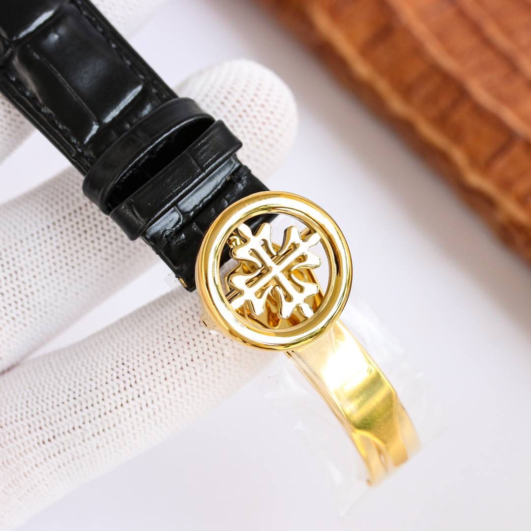 复古。精湛的工艺！ 年度最佳典藏之作——百达翡丽古典超级复杂多功能 万年历功能腕表 团队历时两年多精心设计，不计成本，敢为人先，力求完美，克服重重难关，突破多层技术瓶颈，机芯型号为CH 29-535 升级版，质量稳定！表盘6点位置是月相显示和日期分拨。所有的万年历标志都很好，一眼就能读懂。内里搭置了仿324 S Q 自动上链机芯，是 324 自动上条传奇机芯的精装版本。【表带】经典意大利小牛皮表带，纹路清晰，质感好。搭配圈市面最顶级的百达翡丽灯笼表扣，通用原装无压力。 优雅的Calatrava雕花表壳极具个性，42毫米的表径适配大众男性手寸，与专柜一致，非常商务可亦休闲。