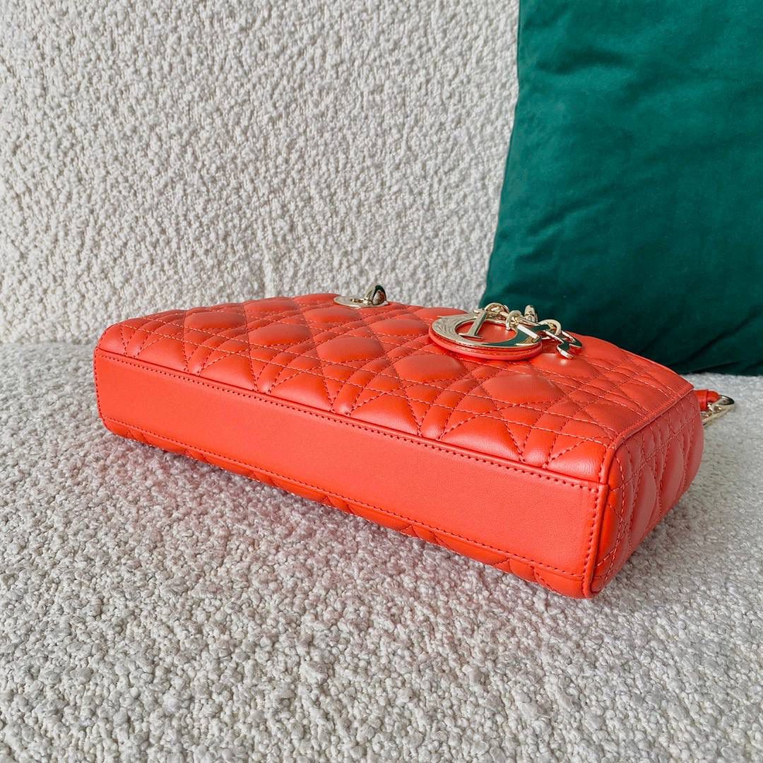 𝗗𝗶𝗼𝗿 𝗗-𝗝𝗼𝘆 𝗯𝗮𝗴羊皮亮橙🧡🔥 时尚果然就是轮回，回归了一把中古戴妃 长方包形，短链条➕细长肩带直接封神！！ 复古时髦感超强，真是什么场合都可以把住 绝对是lady中的天花板了，强势出圈啦姐妹们😍😎 26 x 13.5 x 5cm