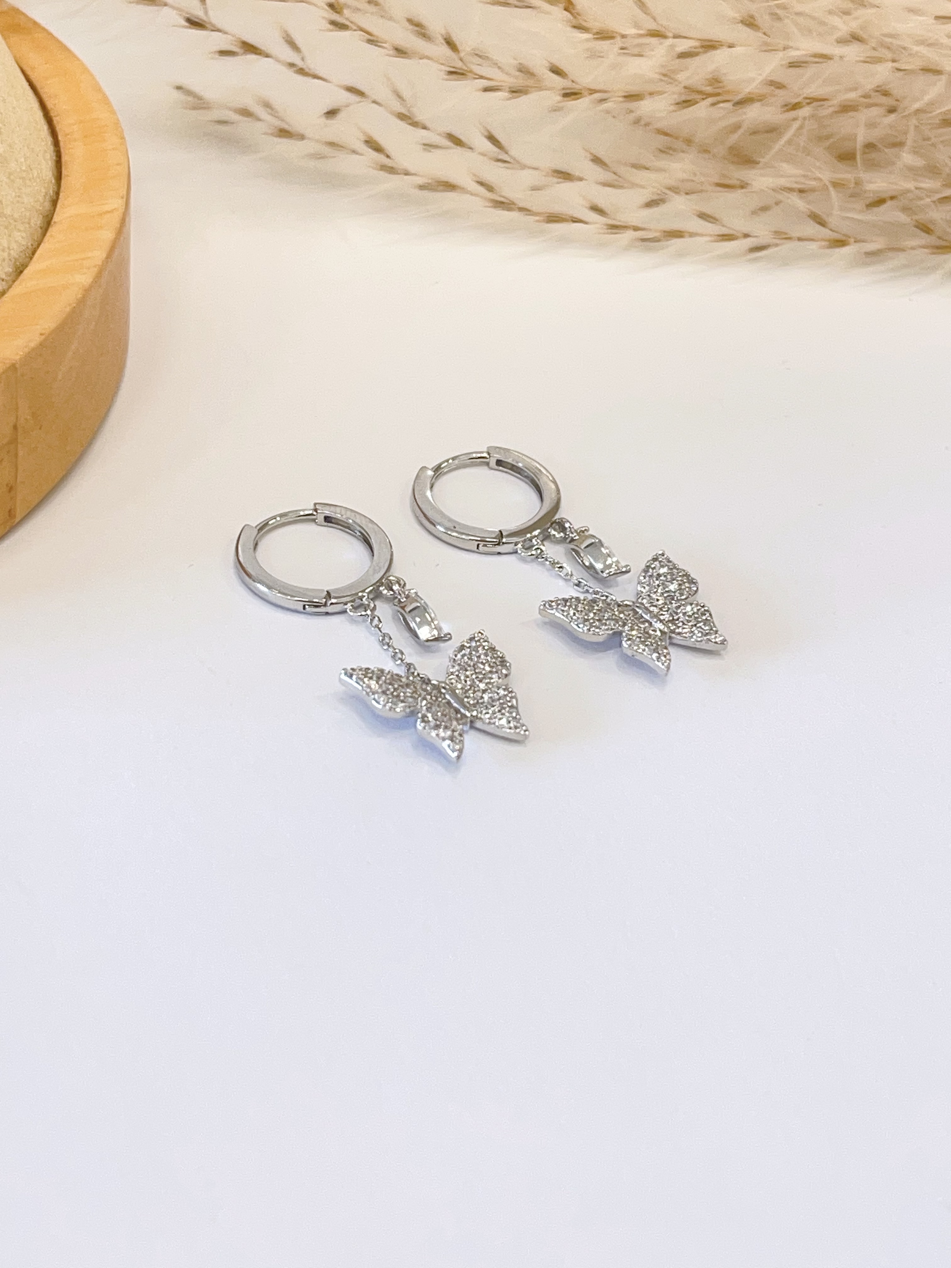 镶钻蝴蝶流苏耳扣耳环