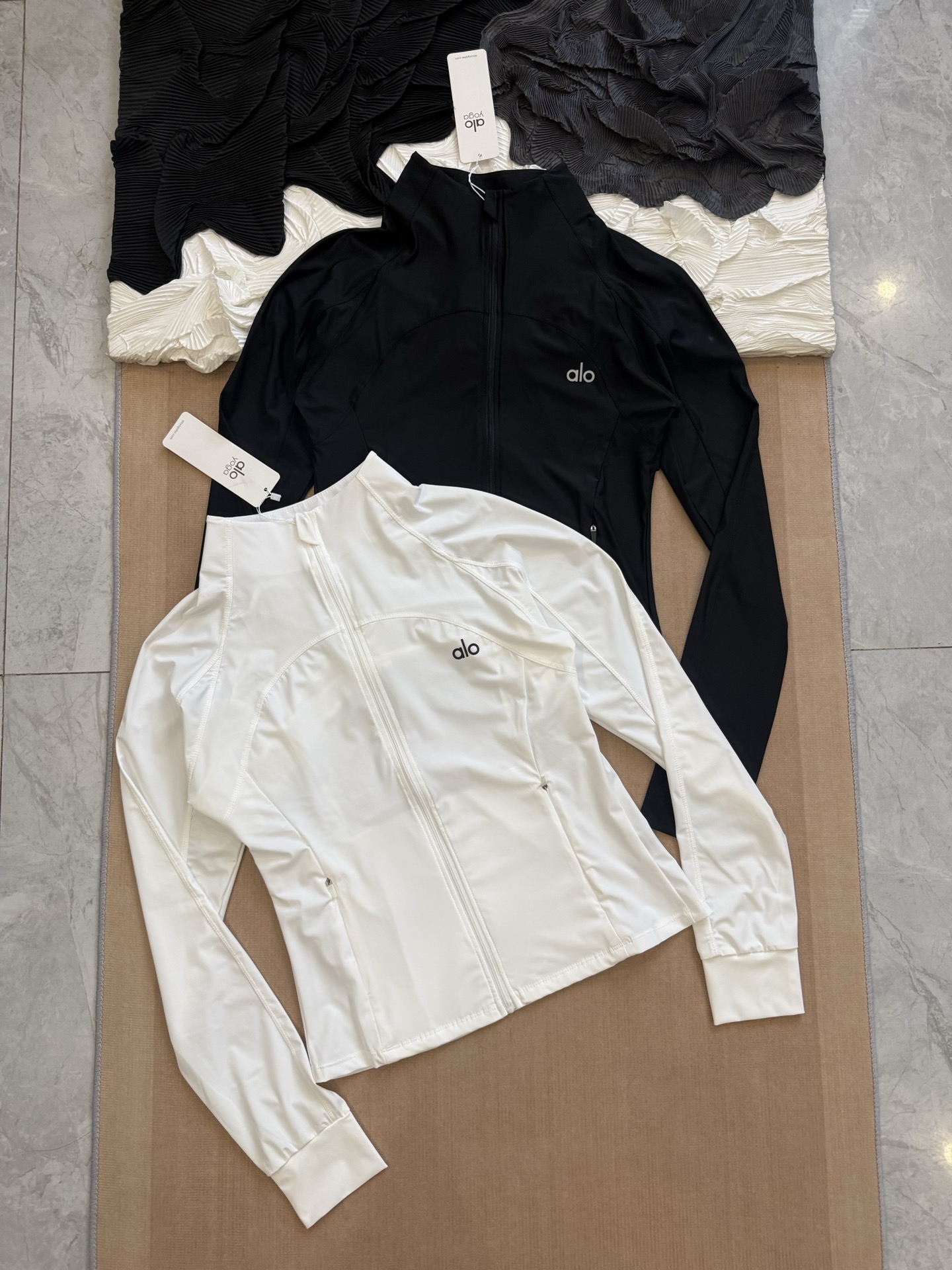 $210件。Alo Yoga 女士立領冰感防曬皮膚衣（小蠻腰版型）