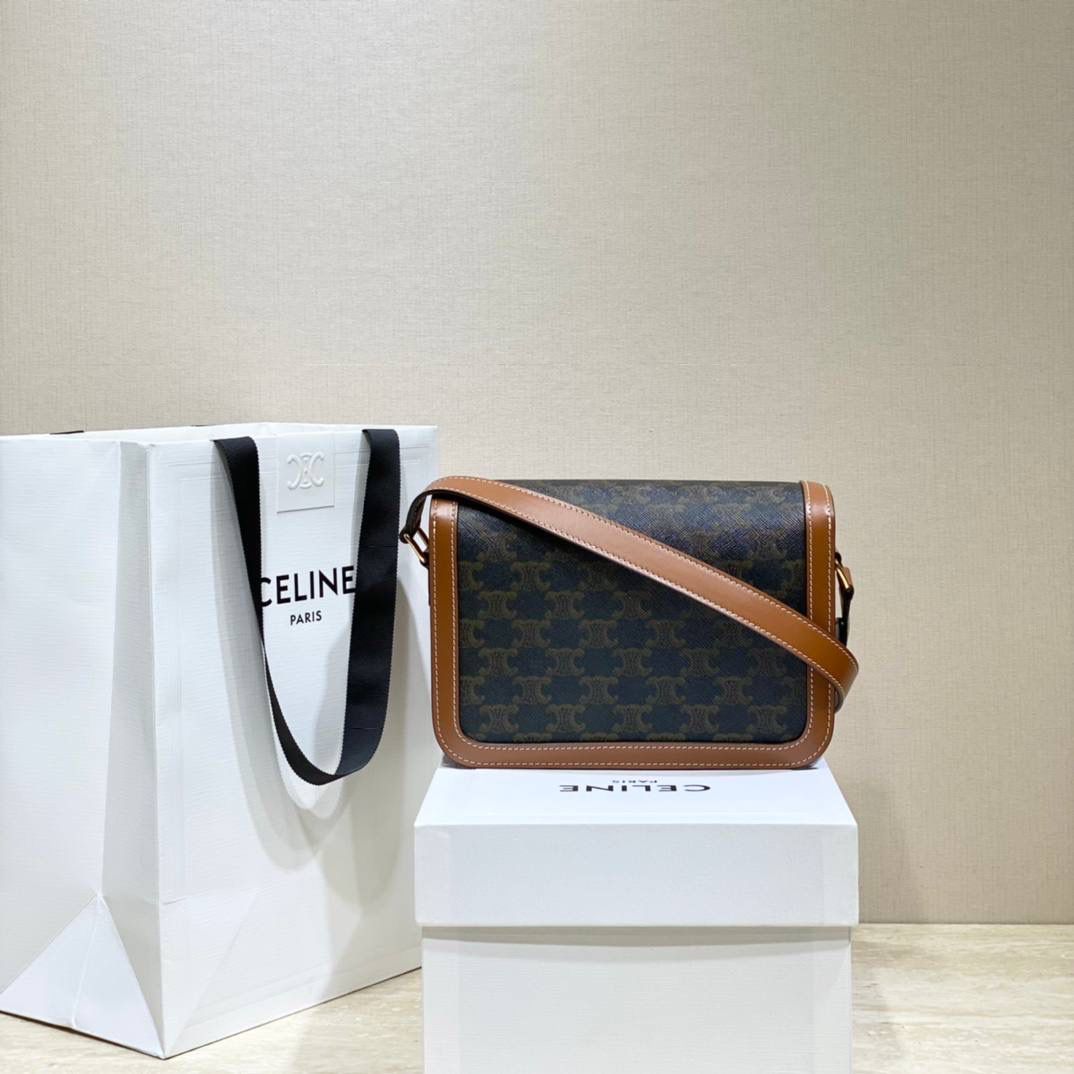 🔥大货实拍图 𝗖𝗘𝗟𝗜𝗡𝗘 ♥ 𝗧𝗥𝗜𝗢𝗠𝗣𝗛𝗘 𝗕𝗢𝗫中号 在原来的锁扣上加了CELINE首字母凯旋门扣，完完整整的巴黎血液注入啊！将复古元素与品牌一向拿手的利落线条相结合，气质 高贵！ 型号：191242 小号尺寸：22.5*16.5*7.5cm