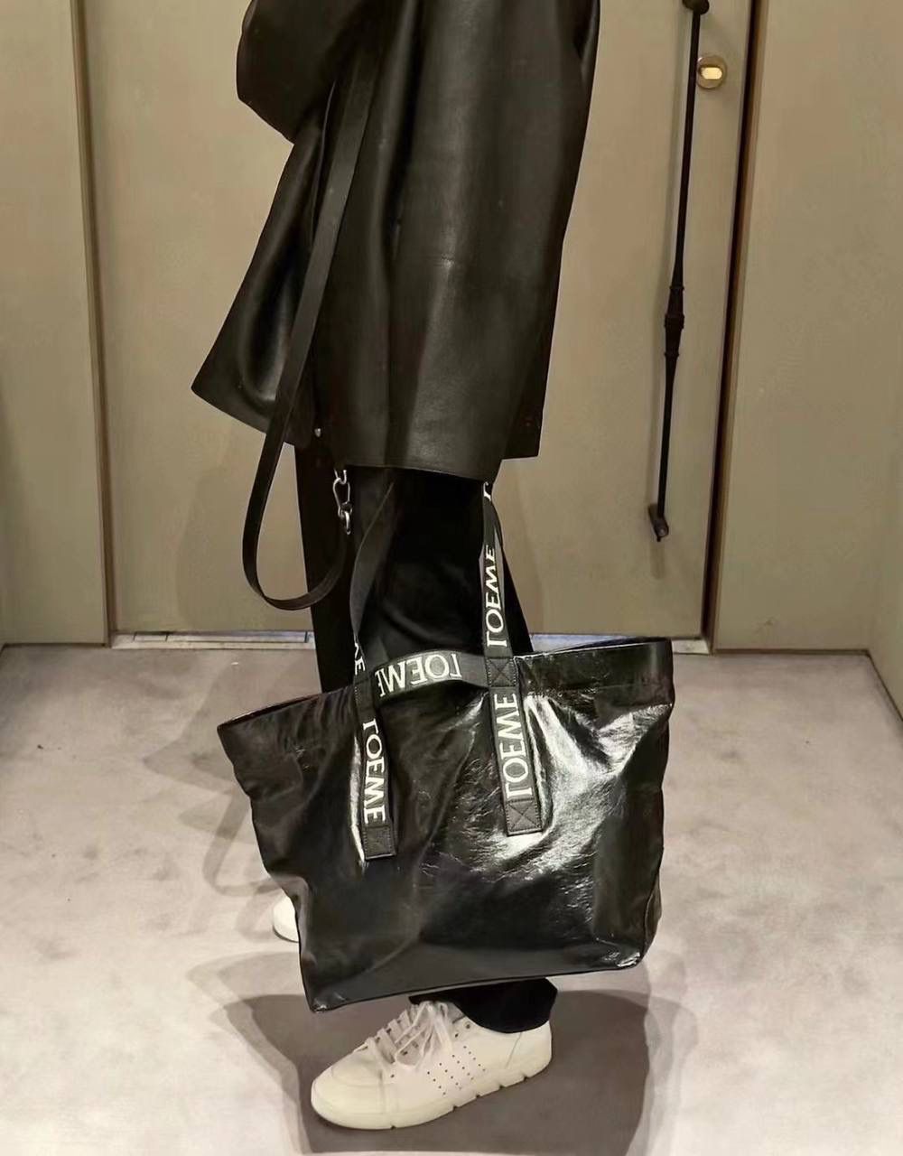 《重新定义罗威风格》 *超人气🔥纸纹牛皮手袋𝙁𝙤𝙡𝙙 𝙎𝙝𝙤𝙥𝙥𝙚𝙧 🌟 颜色:黑色、苹果绿、橙色、棕褐色 皮料:西班牙🇪🇸进口纸纹牛皮 尺寸:50×20×31cm 编码:052055 各大秀场都有它的地位 集“时髦“垃圾袋” ➕阳光“托特包” ➕摩登飒“行李袋” ➕任性美“单肩包” ➕时髦精“纸片袋”一身 飒飒的选它，凹造型选它，想走路都带风的选它，选它，选它！！！ 偷偷告诉你，超薄体积，随时随地百变造型即可入箱跟你环游天下😘😘