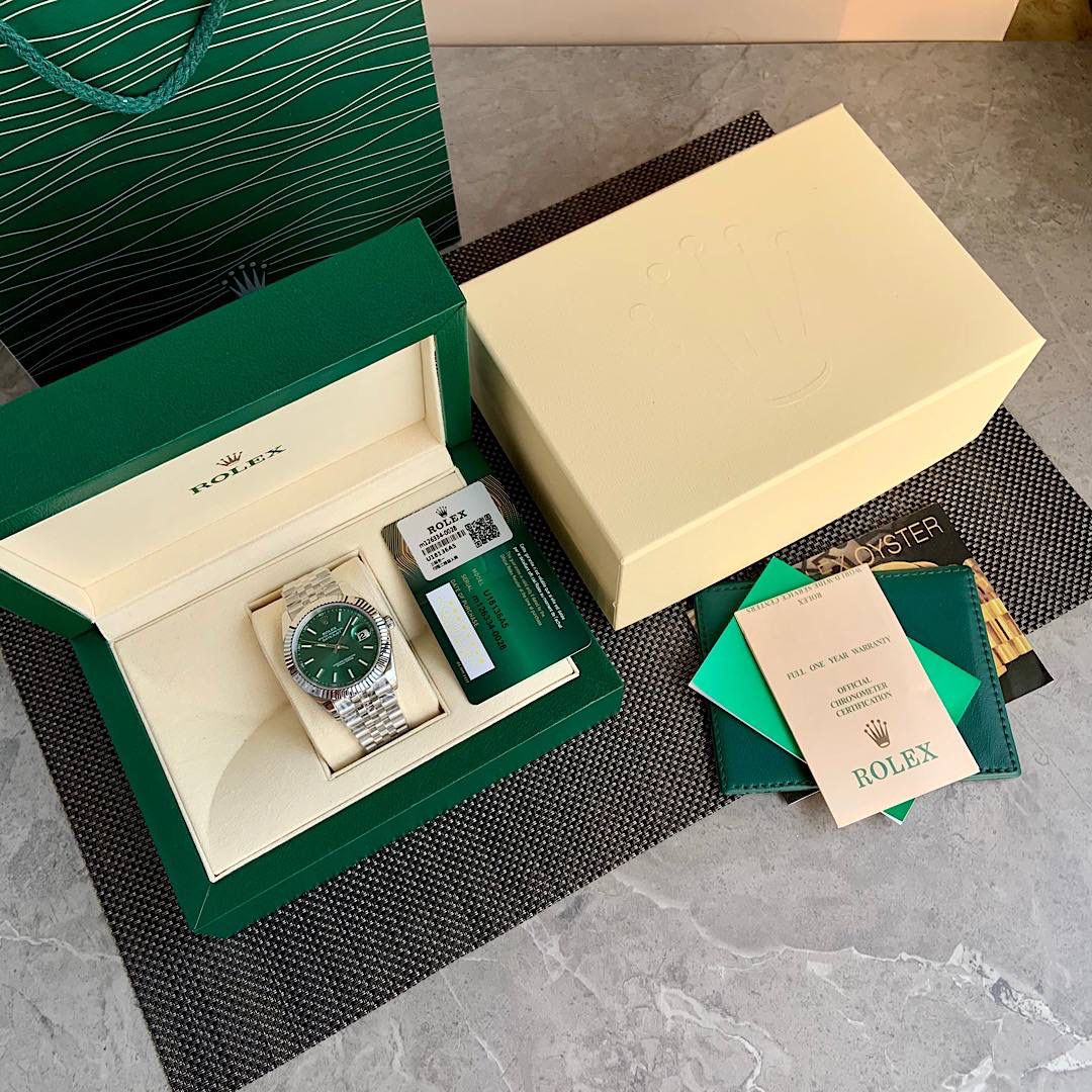 劳力士 ROLEX 日志型｜最新版牛货正式发售 ⌚️ 日志型自 1945 年问世以来，作为全球首款在 3 点位设日历窗的自动腕表，奠定现代腕表设计里程碑，经典外观历久不衰。 本版本采用 劳力士专用 904 精钢，外观比例与细节打磨高度到位；41mm 表径，蓝宝石耐磨镜面，密闭底盖设计，整体观感与原装一致。 核心配置选用 瑞士进口 SW200 全自动机芯，稳定耐用，性能成熟可靠，实用性不逊色同级方案，真正适合长期佩戴。 不夸大、不噱头，专注细节与完成度，全套包装出，价格非常给力！