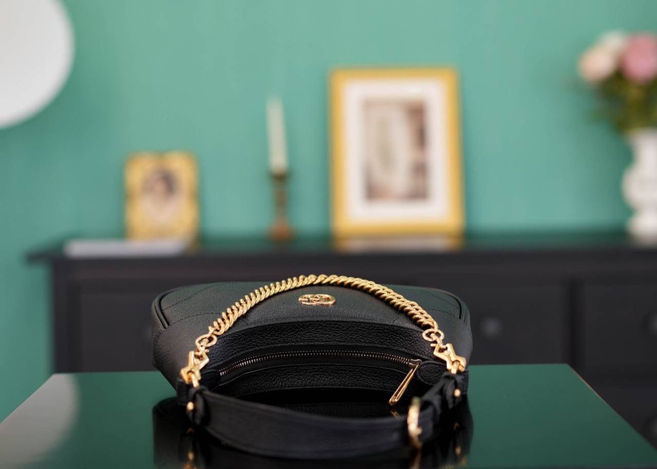 🥯Aphrodite系列小号新月造型肩背包 克色25cm 正品售价,500 复古又高级的新月造型，近期热搜新品 版型超正，实物真的超级美 山羊皮柔软但却耐造 三根肩带，实现多种背法~ 官方款号 731817 尺寸：25x 19x7cm