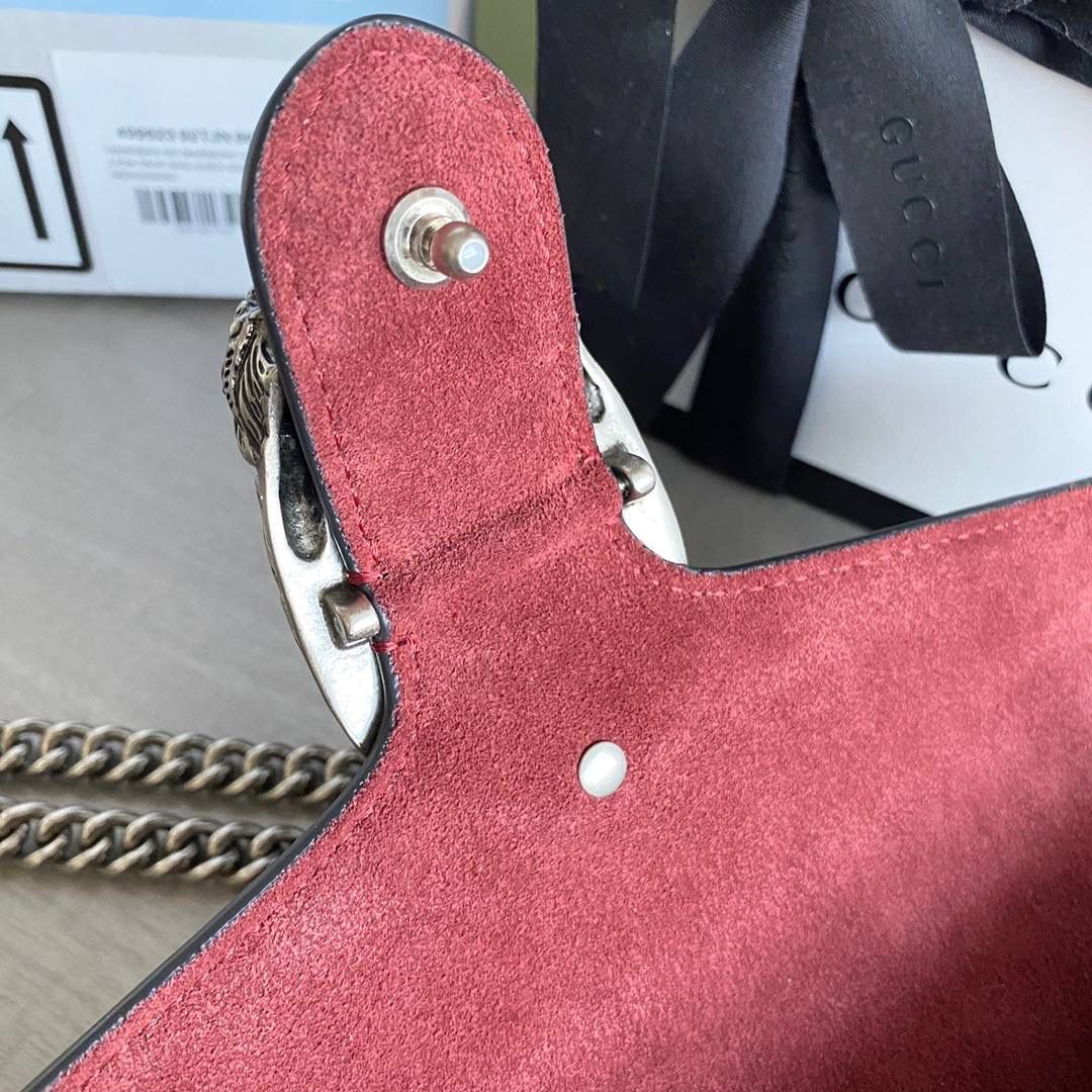 👜独家特级正品品质 g的经典之作，400249中号酒神包！28189cm！¥新包装！织纹虎头马刺扣为这款有结构感的肩背包增添光彩。滑动链条包带有多种背法，可在肩背和手提之间自由转换！麂皮衬里，口袋内里配以 gg supreme 高级人造革！！ 附带️全套最新绿色系列环保包装✨🔥