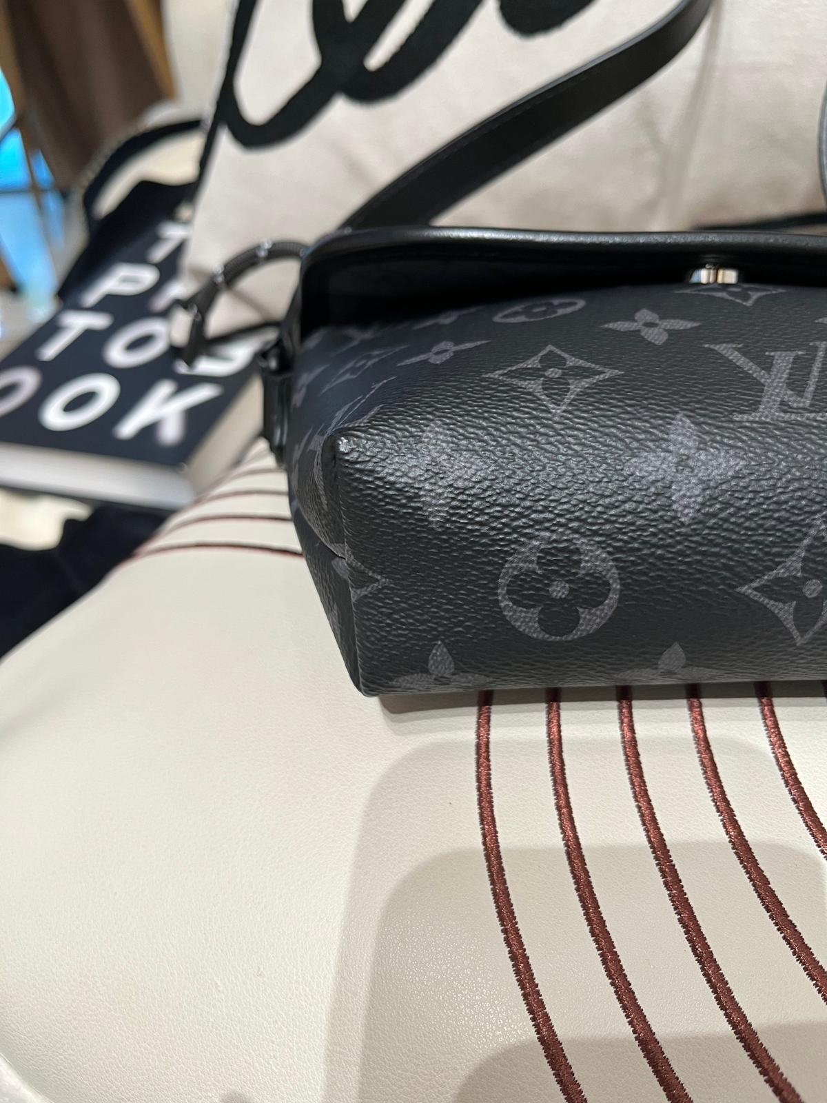 LV Pulse Wearable Wallet M12806 100%Authentic, 98%New ✅收據✅Dust bag