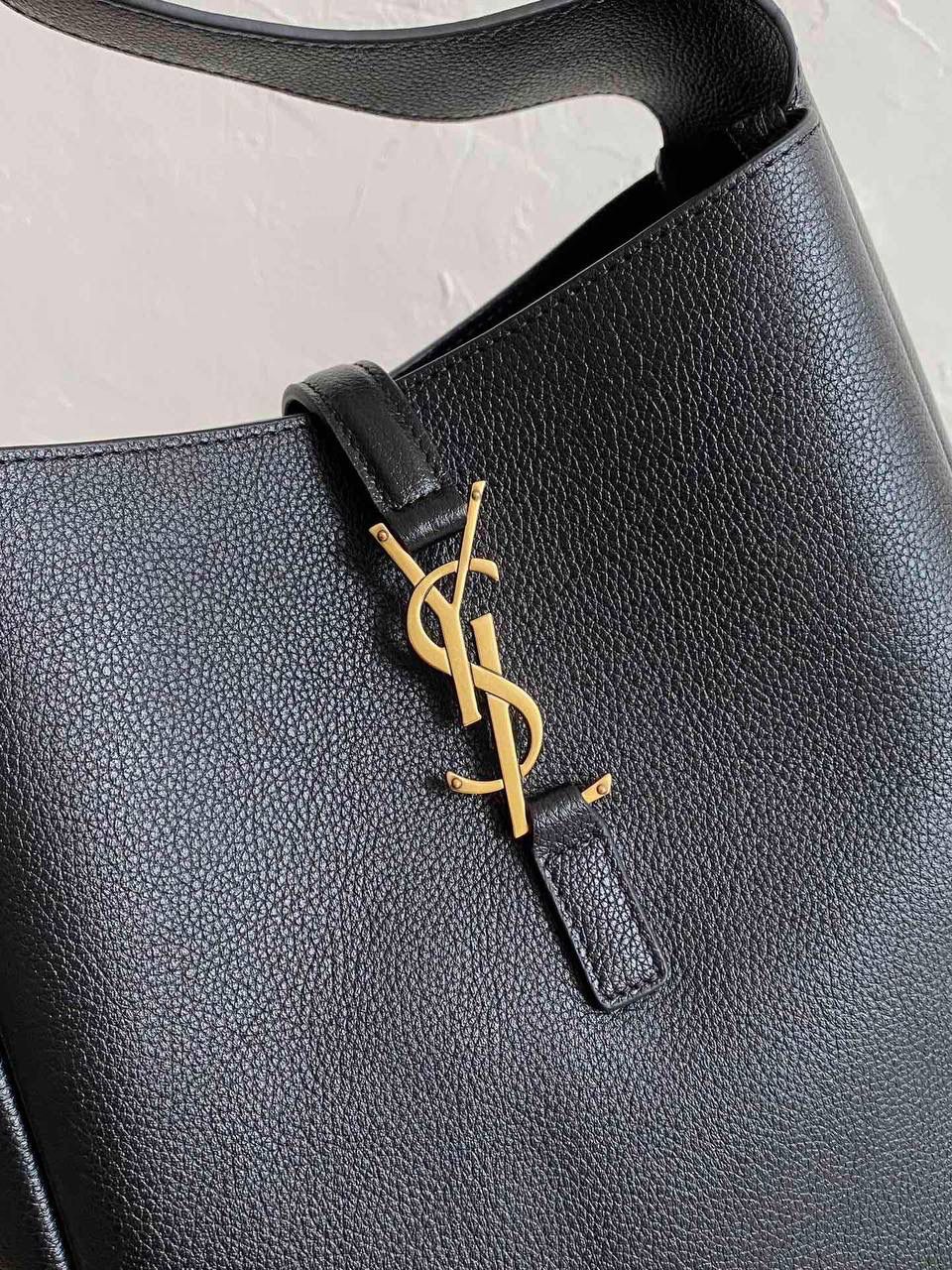 超级销量王🔥 【已更新最新细节⚠️】 ys1 hobo bag腋下包黑金🖤 我和你们说，这只包看着普普通通 但是上身是真的很好看！ 第一次看到他们家有这种慵懒的腋下包 整个包都是柔软的原厂胎牛皮 又轻容量又大，真的很～～好背 这只包的灵魂在于圆滚滚中又有型 市场很多做得太挺括硬朗，那种货打咩啊❌ ZP开发⚠️全套包装哦～ 23×22×8.5cm713938m