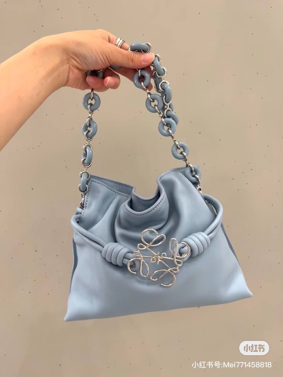 Flamenco clutch-NEW ✦迷你✦ 尺寸：𝟐𝟐.𝟓-𝟏𝟖-𝟗𝐜𝐦 型号：052030灰蓝色 ❤️mini flamenco clutch bag 可手拿亦可优雅斜挎 云朵般温暖亦轻盈的造型如此简单，💯耐看💯不会out的款式！ ❤️包袋采用进口小牛皮，手感如羊皮般细腻柔软，却比羊皮更加结实耐用，麂皮内衬 ❤️品牌标志性绳结设计，收紧袋口就是小福袋造型，超Q，看着不大实际超会装😇