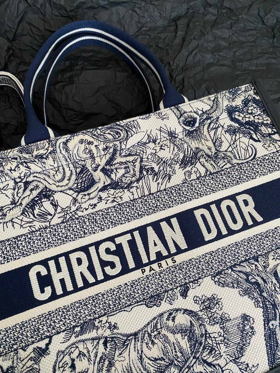 🈶蓝老虎，中号 𝗗𝗜𝗢𝗥 𝗯𝗼𝗼𝗸 𝘁𝗼𝘁𝗲24新版 茹伊印花动物园款它来喽！ 不得不说，D家确实好会玩啊 可以背的托特！简直不要太棒 在最最最经典的托特上又衍生爆款了😍 越来越多人爱背大包真正的无性别之分 不管手拎斜挎，通勤健身出差毫无压力🤟🏻😎 整体有型不会塌，恨不得天天背 大包爱好者可以闭眼收了！！ 36×16×27cm