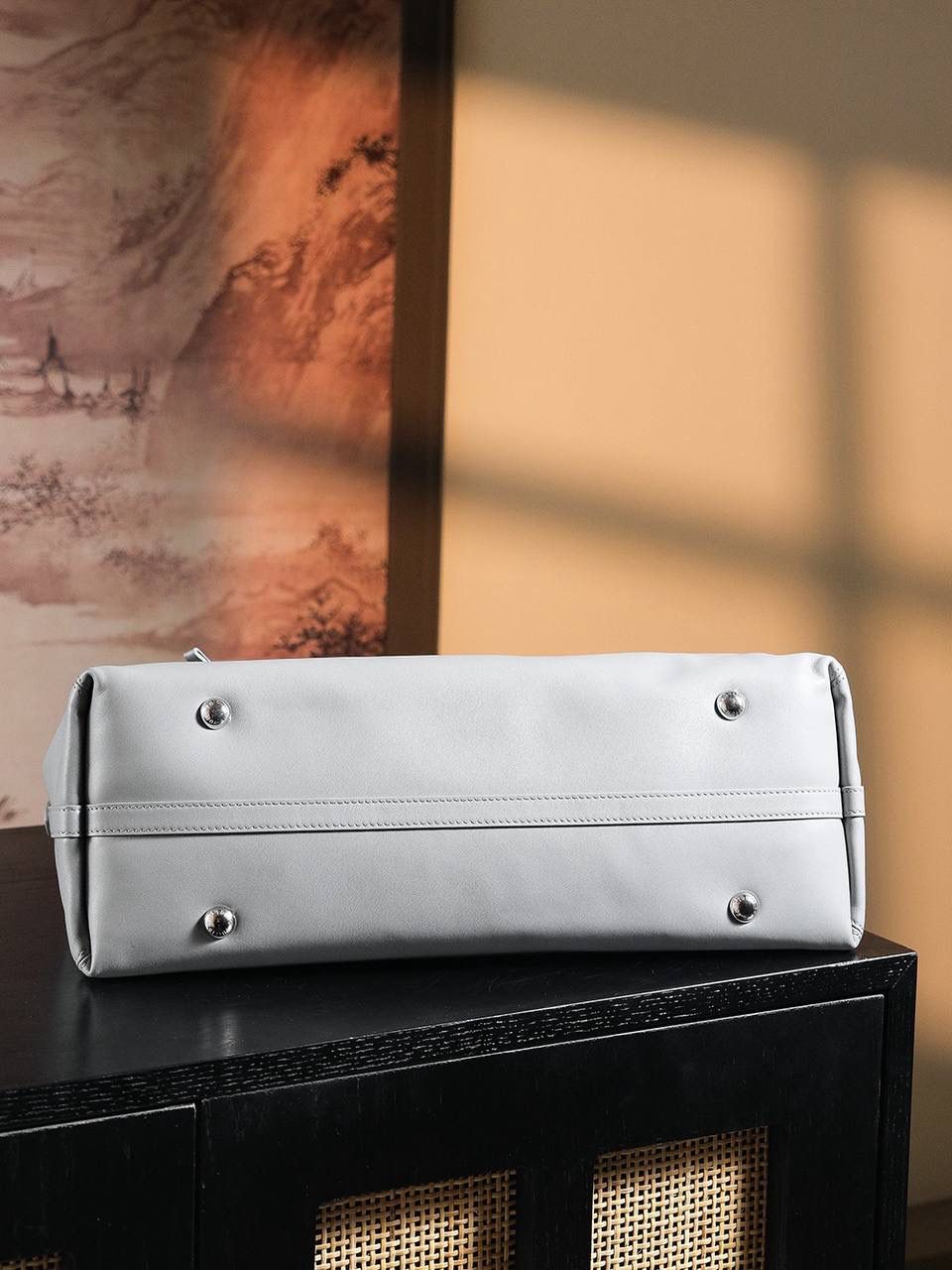 𝐂𝐀𝐑𝐑𝐘𝐀𝐋𝐋 𝐃𝐀𝐑𝐊芯片跳动码中号👜✨ ↘爆款𝐶𝑎𝑟𝑟𝑦𝑎𝑙𝑙 𝐷𝑎𝑟𝑘鲨鱼灰，强烈推荐闭眼入！ 羊皮面料搭配着老花肩带点缀，简直又是新宠大爆款， 慵懒随性感轻松拿捏🤏🏻 上市后一直处于一个断货王的存在！ 五金材质：厚镀纯钢五金 皮料材质：法国进口小羊皮 尺寸详情：𝟑𝟗*𝟑𝟎*𝟏𝟓cm