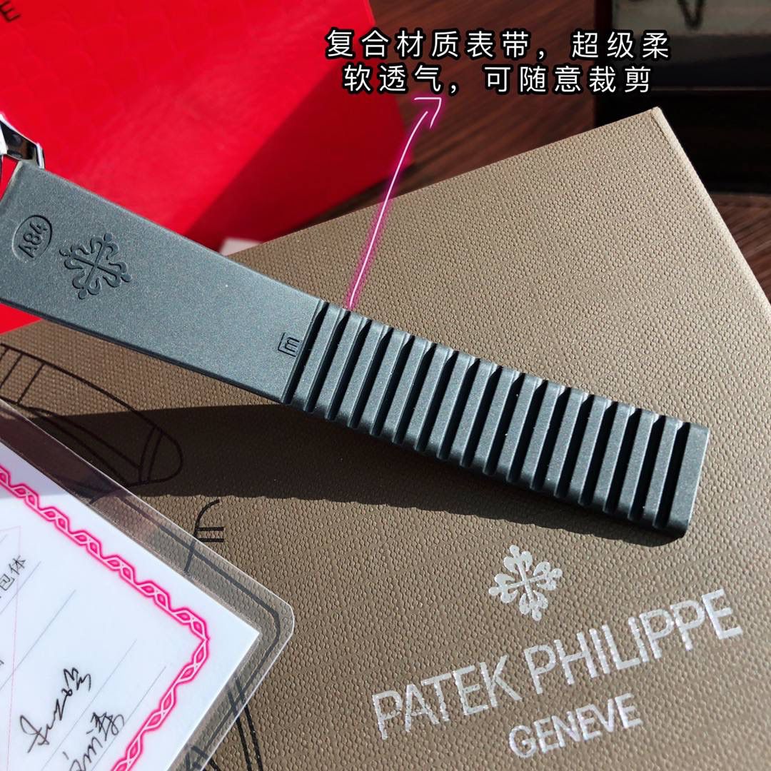细节实拍‼️百达翡丽AQUANAUT 搭载原装瑞士石英机芯 。由100个零部件组成的一颗小而强大的内脏。真正做到零返修零误差！表盘设计也颇为独特，个性的浮雕表盘，精致立体字块。整个手表看起来立体感 高级感十足！玻璃采用蓝宝石超强硬度水晶玻璃。防反光 防刮花。进口热带复合材料橡胶表带，佩戴极为舒适贴手，适合各种手腕。搭配原装蝴蝶表扣 佩戴方便。最强舒适感😍🤟🏻