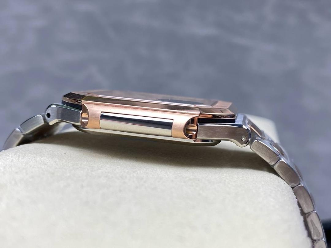 百达翡丽 方形 新系列CUBITUS 5821腕表 亮点特色：1️⃣机芯:搭载定制9015改Cal.26-330 SC一体机，调时不停秒，调时不停秒，摆轮位置均与正品一致，自动上链机芯。2️⃣钢带:316L定制级人体工程学表带，新扣款式。3️⃣表壳:尺寸45毫米厚度仅8.3mm，为表壳对角线长度(即10点位至4点位),因为表壳近似于方形，上下边的宽度会小于这一数值，所以视觉效果并不是很大。 搭配上，5821属于运动风格腕表，日常搭配正装和休闲风格也可以。