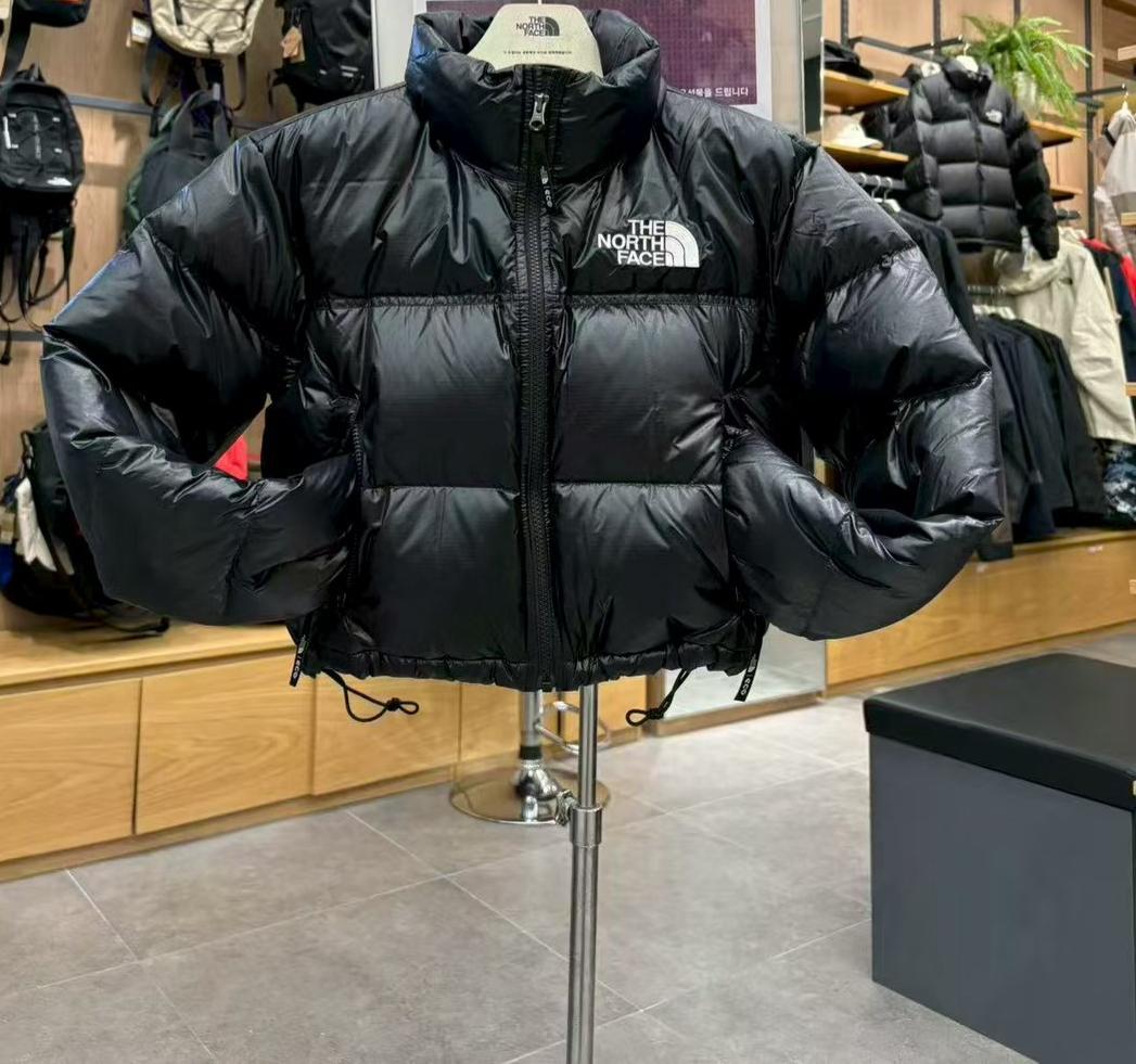 The North Face W’S NUPTSE SHORT JACKET Size S/ M 1996年noopsy夾克，露臍裝和寬松的輪廓為特徵。 使用了防水處理的回收材料和RDS鵝絨，提供了最大的保溫性。 衣袖抽袖口和下擺有鬆緊帶，防寒時提高保暖性，穿戴時帶來舒適感的結構設計。 側面口袋便於保管活動時的小物品，是可在外部活動及日常生活中靈活使用的產品。