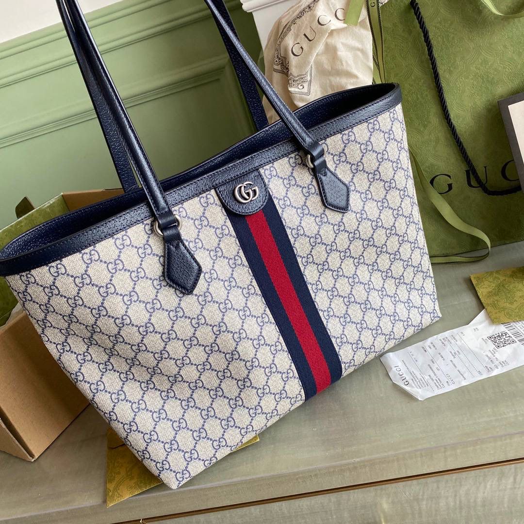 G631685:38/28/14cm！这款中号Ophidia托特包采用经典配色，红色和蓝色条纹织带为其注入魅力。新品采用了实用的全新造型并融入辨识度极高的设计元素，饰以织纹皮革滚边，顶端点缀双G配件‼️🎀