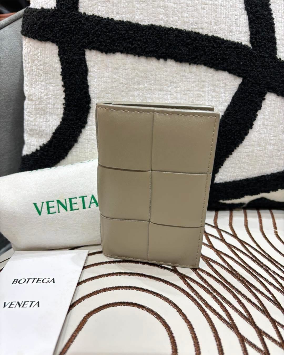 Bottega Veneta Cassette Card Holder  100%Authentic, 98%new✅dust bag 