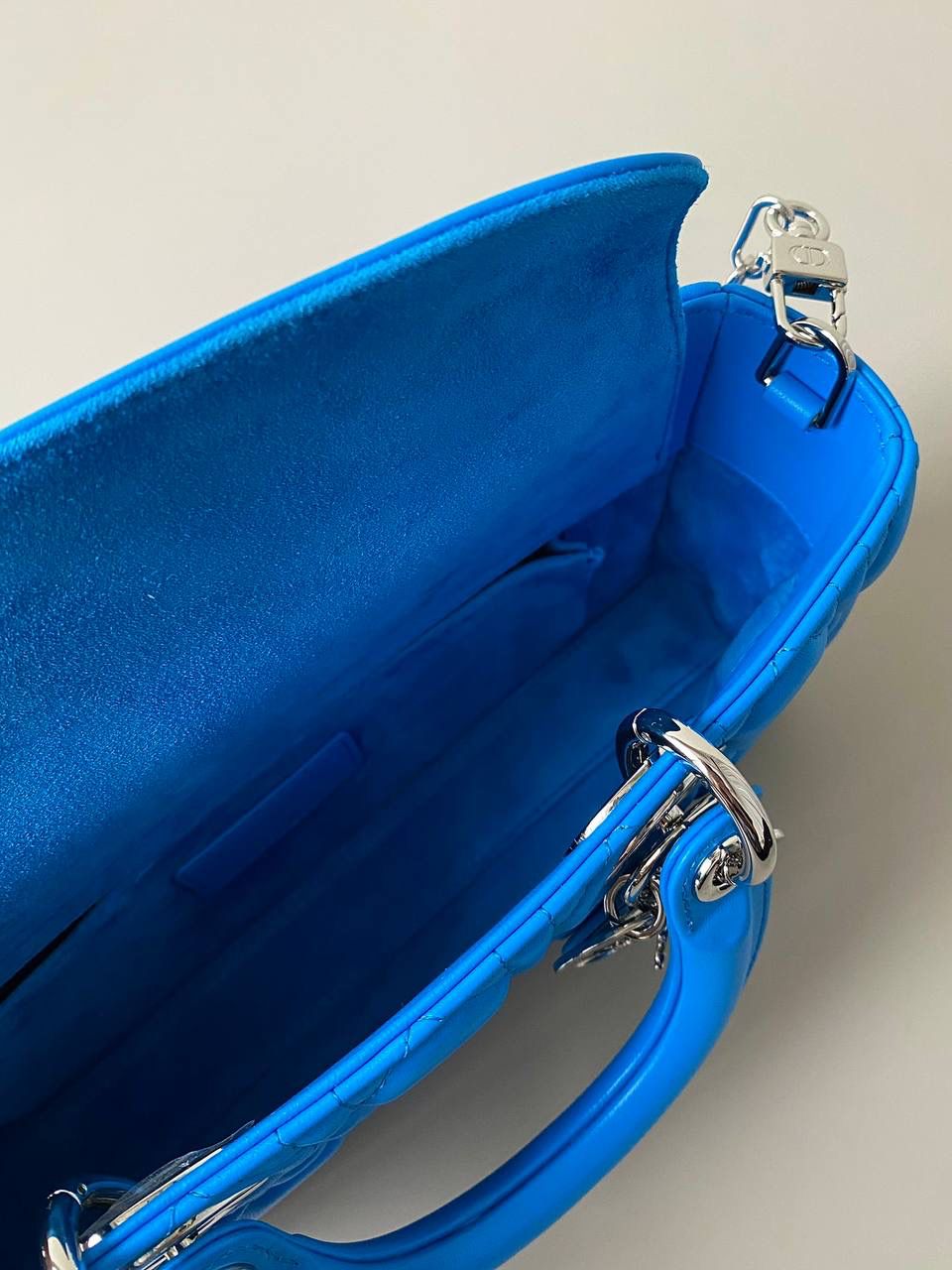 电光蓝中号💙💙 𝗗𝗶𝗼𝗿 𝗗-𝗝𝗼𝘆 𝗯𝗮𝗴羊皮新色 时尚果然就是轮回，回归了一把中古戴妃 长方包形，短链条➕细长肩带直接封神！！ 复古时髦感超强，真是什么场合都可以把住 绝对是lady中的天花板了，强势出圈啦姐妹们🤩 26 x 13.5 x 5cm