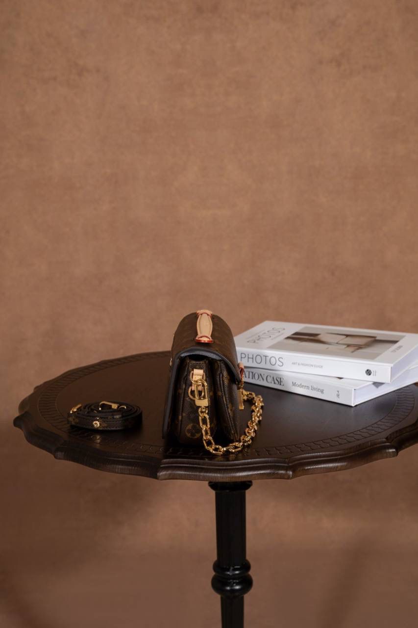 LV小邮差🎀 尺寸 21.5 × 13.5 × 6cm，小小一只很精致～Mini 小邮差设计，经典中带点新鲜感。链条是可以拆的，很灵活： 👉 装链条就变腋下包，复古感满满 👉 老花肩带可以调节，肩背、斜挎都 OK 👉 肩带随你换，怎么搭都好看 👜 包包本身很轻，背久也不会累～里面还有隔层设计，东西好放又整齐，用起来真的很舒服 👍 这一款真的是新款里的黑马，大爆款预定，强烈推荐啦 💕 选LV这只包，日常出门直接帮你加分，怎么背都很有型 😍