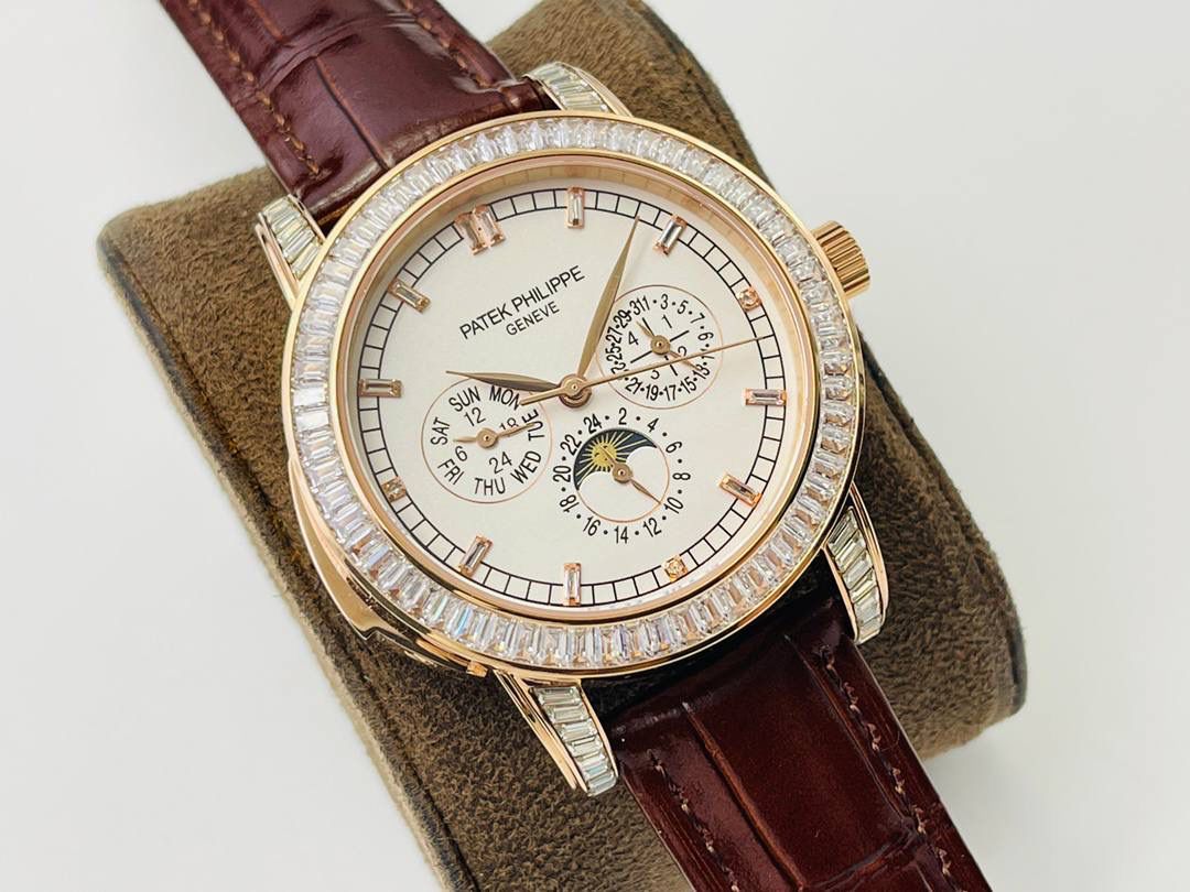 【2022诚意推荐】百达翡丽超级复杂功能系列5073P_010腕表。用心之作，细节方面： 1⃣️突破多层技术瓶颈，机芯型号为CH 29-535 升级版，质量稳定！ 2⃣️尺寸42毫米，与专柜一致。 3⃣️表圈和表耳镶103颗长形钻石。 4⃣️表带搭配意大利头层小牛皮，表扣上镶钻石更显示这块腕表的豪华气质。适合各种商务场合，简敛精致不失优雅！