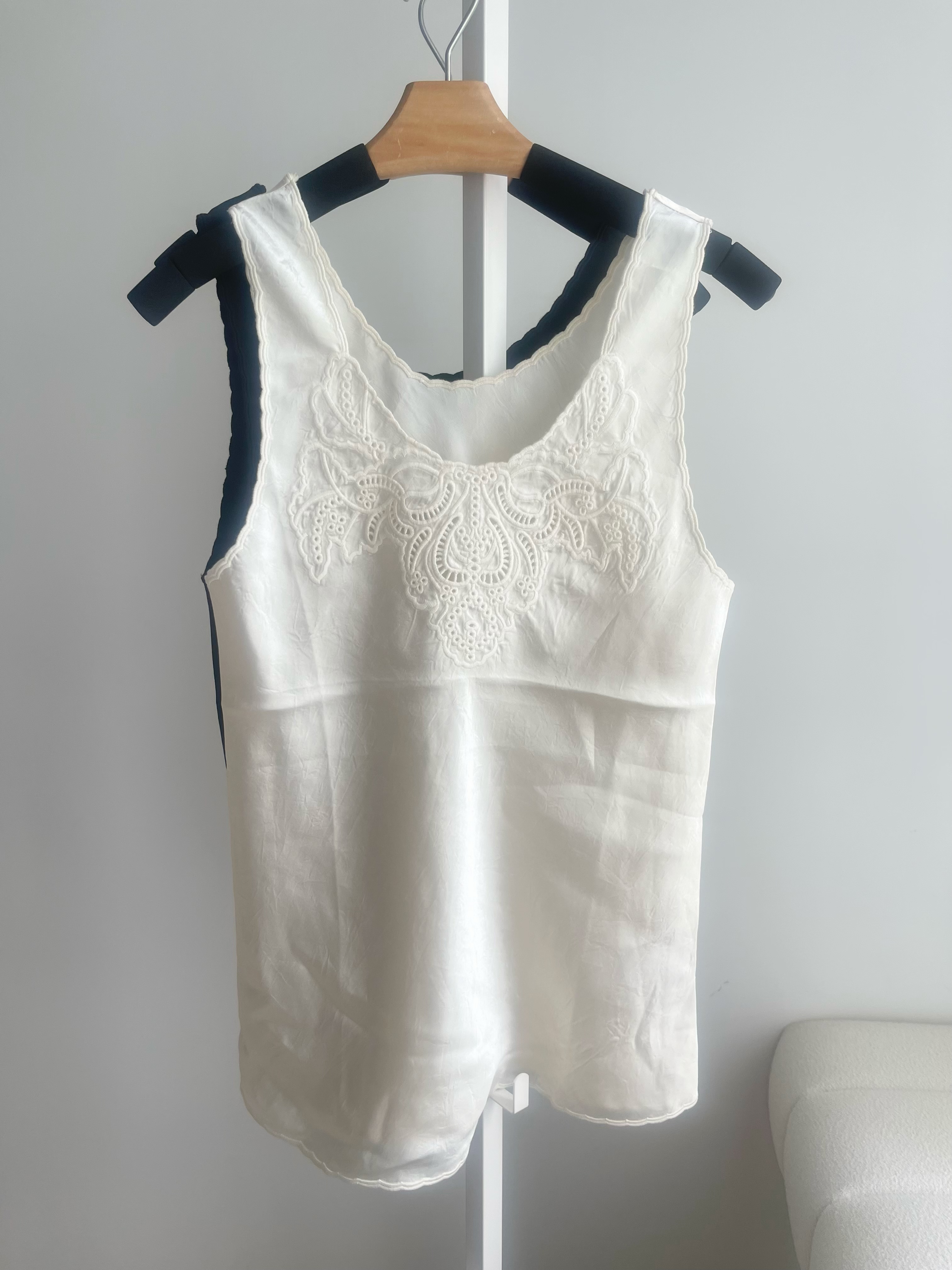 Retro embroidered top