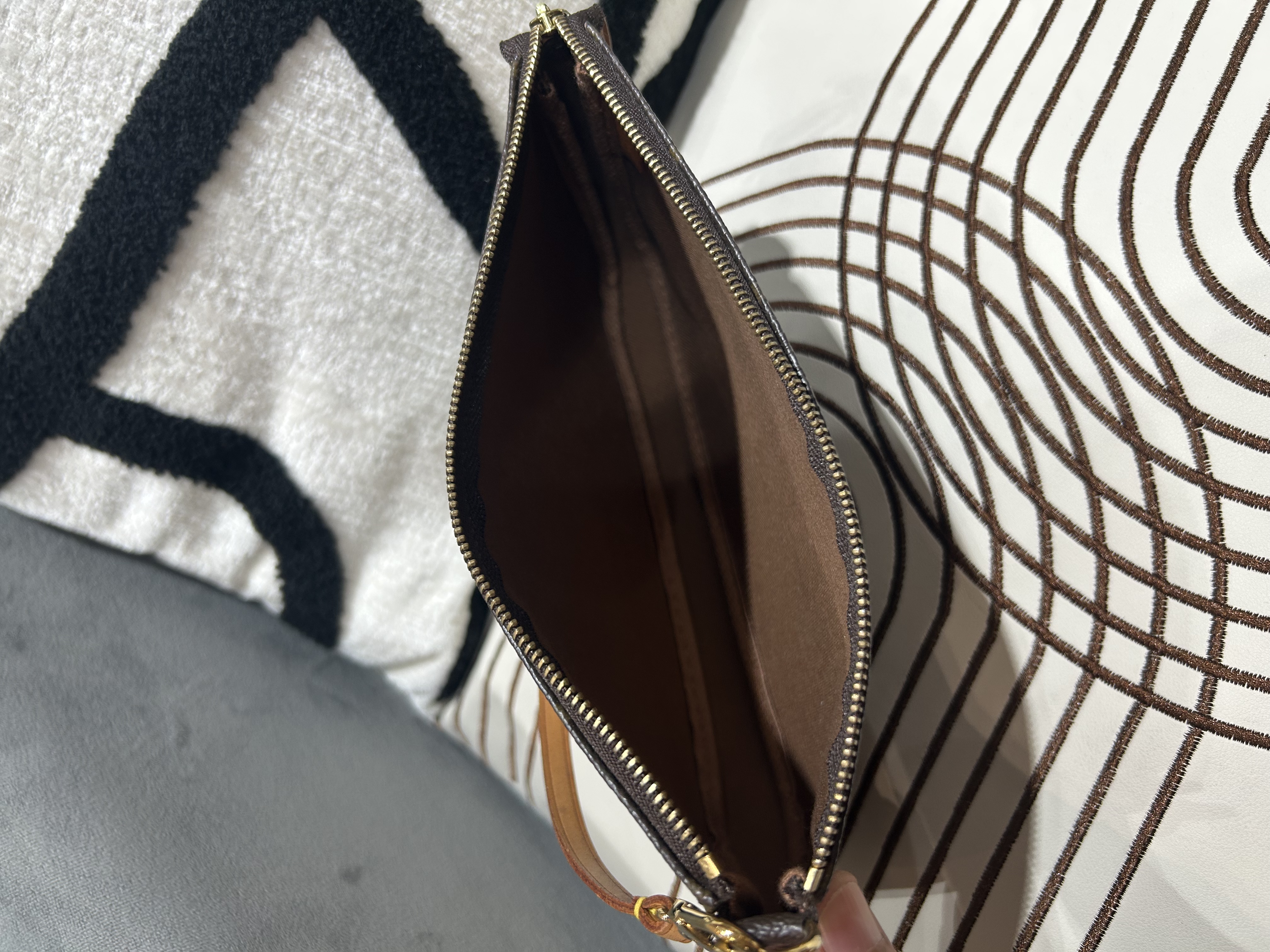 LV Pochette monogram hobo bag 100%Authentic, 90%New 