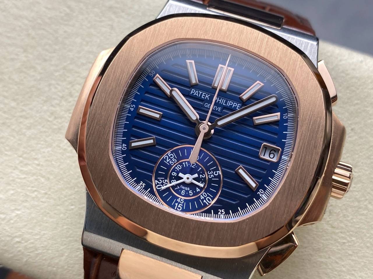 V2版真功能🌐真小秒！3K工厂 百达翡丽鹦鹉螺5980/1A-014多功能计时腕表V2版本，真小秒、真功能！【表壳】腕表尺寸40.5毫米，同正品一致的枕型表壳采用正面拉丝，侧面抛光的两种工艺组合，层次感分明，质感十足。尽显精湛工艺。【表带】采用原装表带一比一量身打造，每节表带的中央抛光部位，都能呈现钻石的形状，尽显高级质感。【机芯】3K厂采用定制版PP.CH28-520机芯，完美还原正品，时分秒，日期，和计时大秒功能。3K匠心之作，欢迎各位表友品鉴🌐