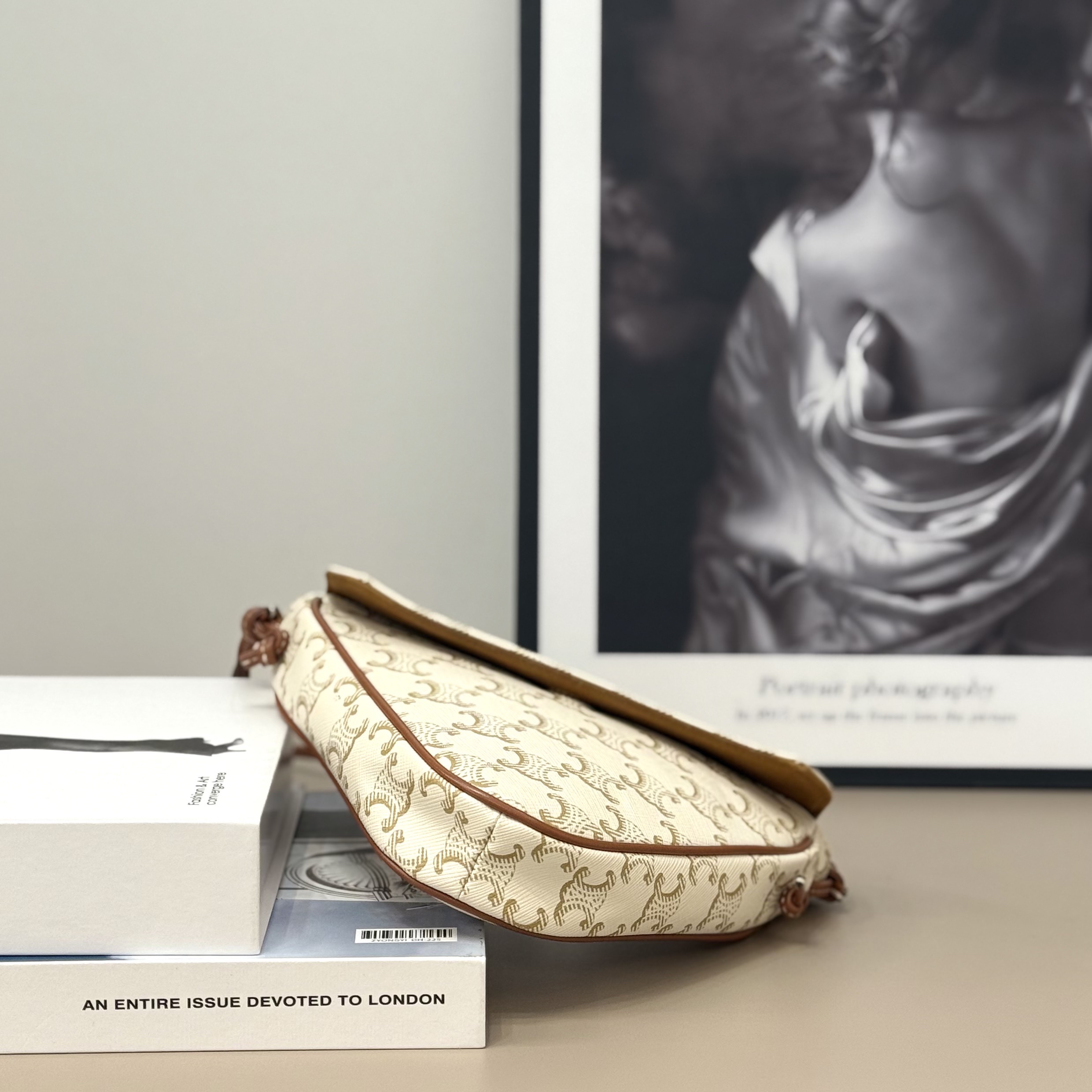 【預訂貨品】Celine白色老花三角包 