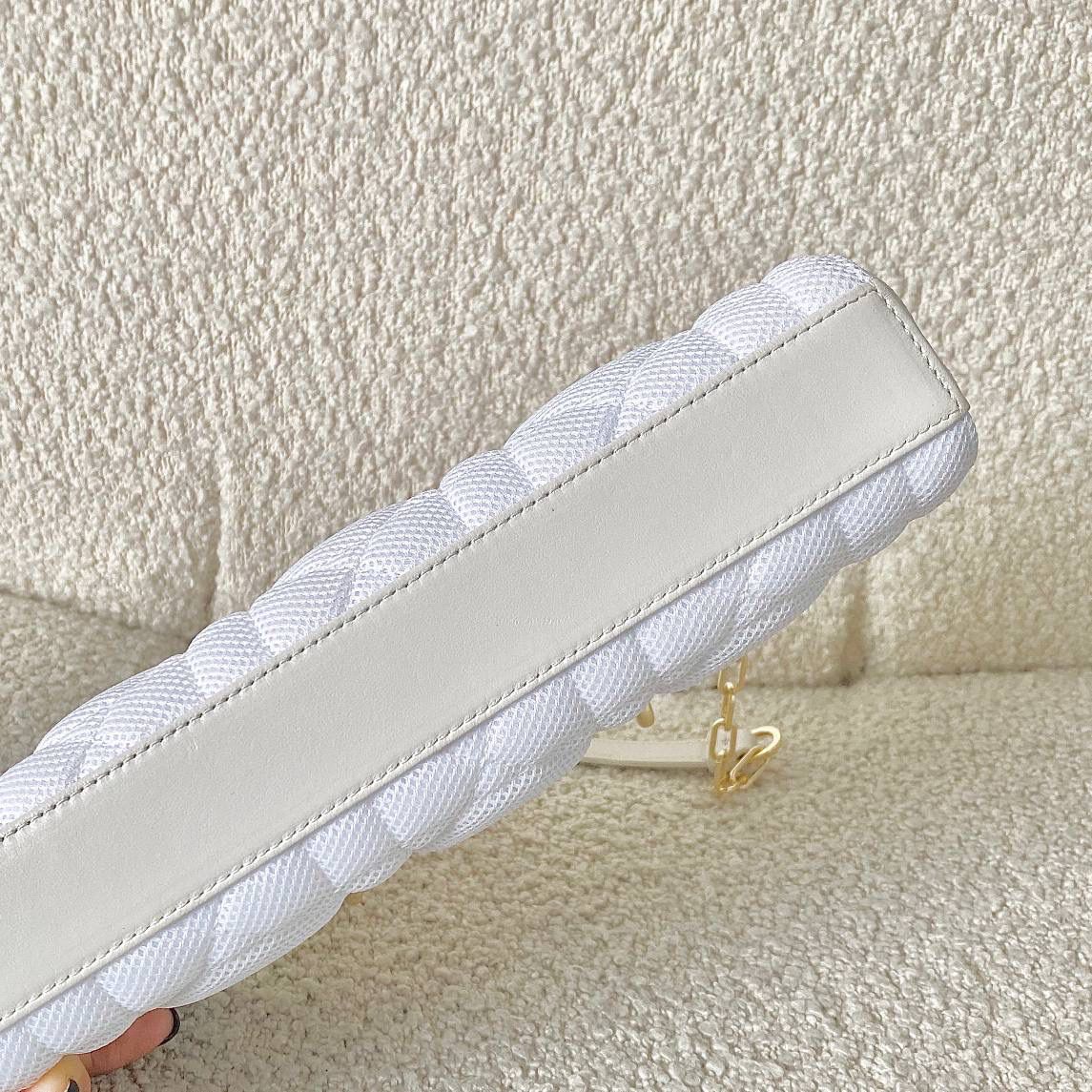 𝗗𝗶𝗼𝗿 𝗗-𝗝𝗼𝘆 𝗯𝗮𝗴网格白色（横版） 时尚果然就是轮回，回归了一把中古戴妃 全新材质科技织物面料，长方包形短链条➕宽肩带（其他款是细长肩带）直接封神！！ 复古时髦感超强，真是什么场合都可以把住💕💕 绝对是lady中的天花板了，强势出圈啦姐妹们 26 x 13.5 x 5cm