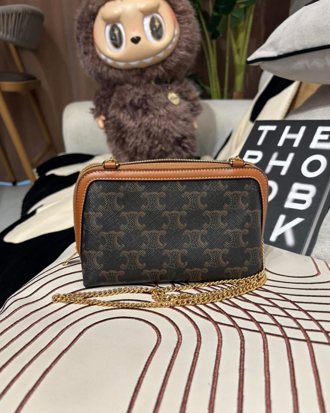 CELINE TRIOMPHE CLUTCH WITH CHAIN 100%Authentic ,95%new ✅dust bag