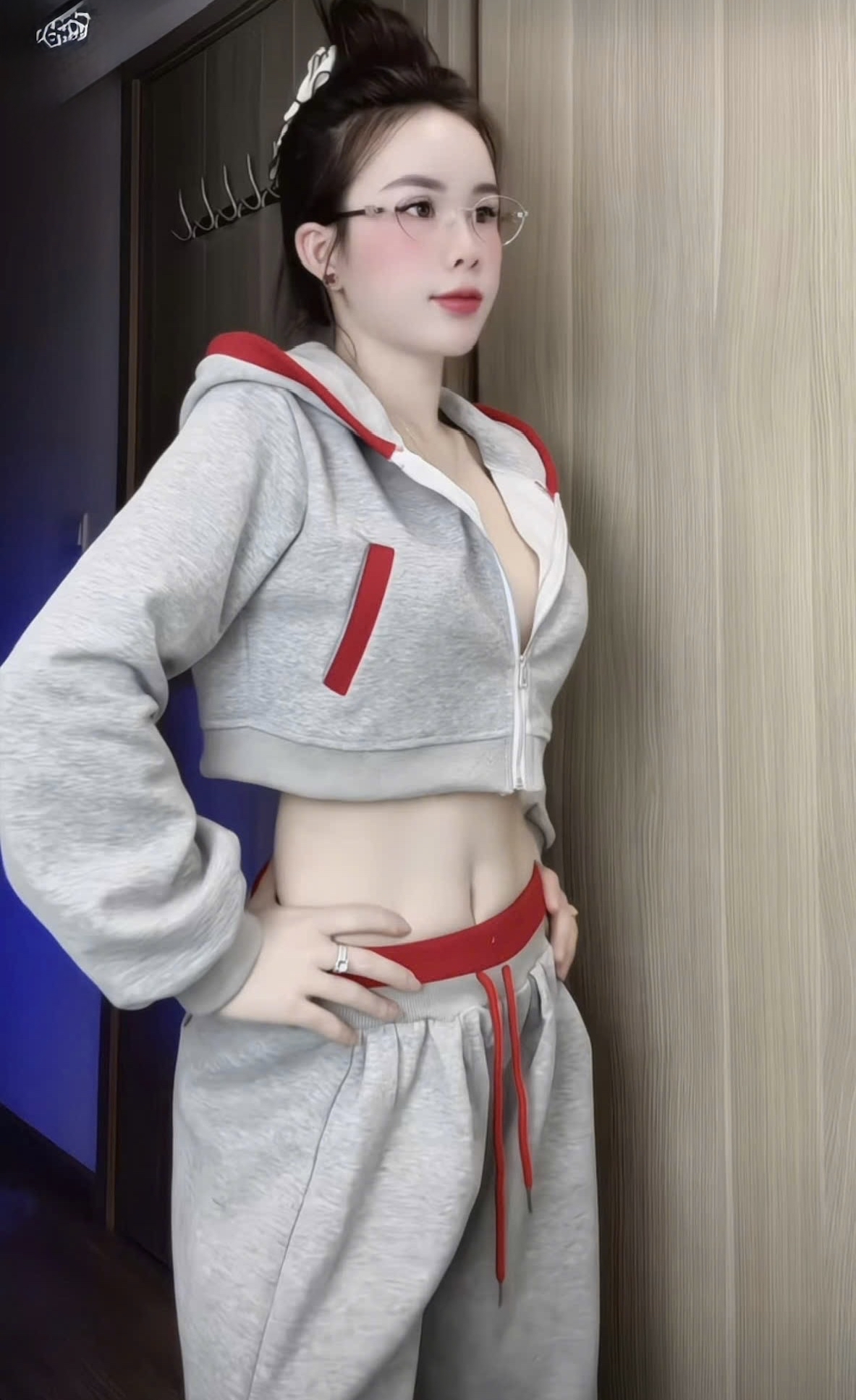 灰色和紅色长裤辣妹套裝