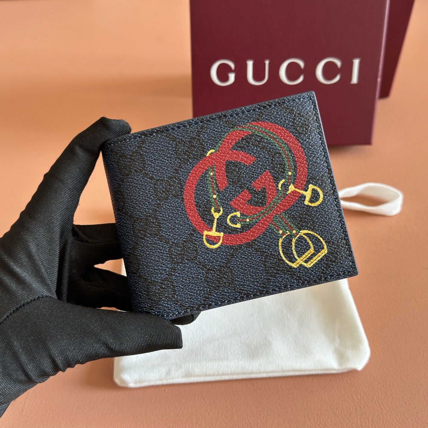 GUCCI 新年系列互扣式G馬鐙印花雙折銀包