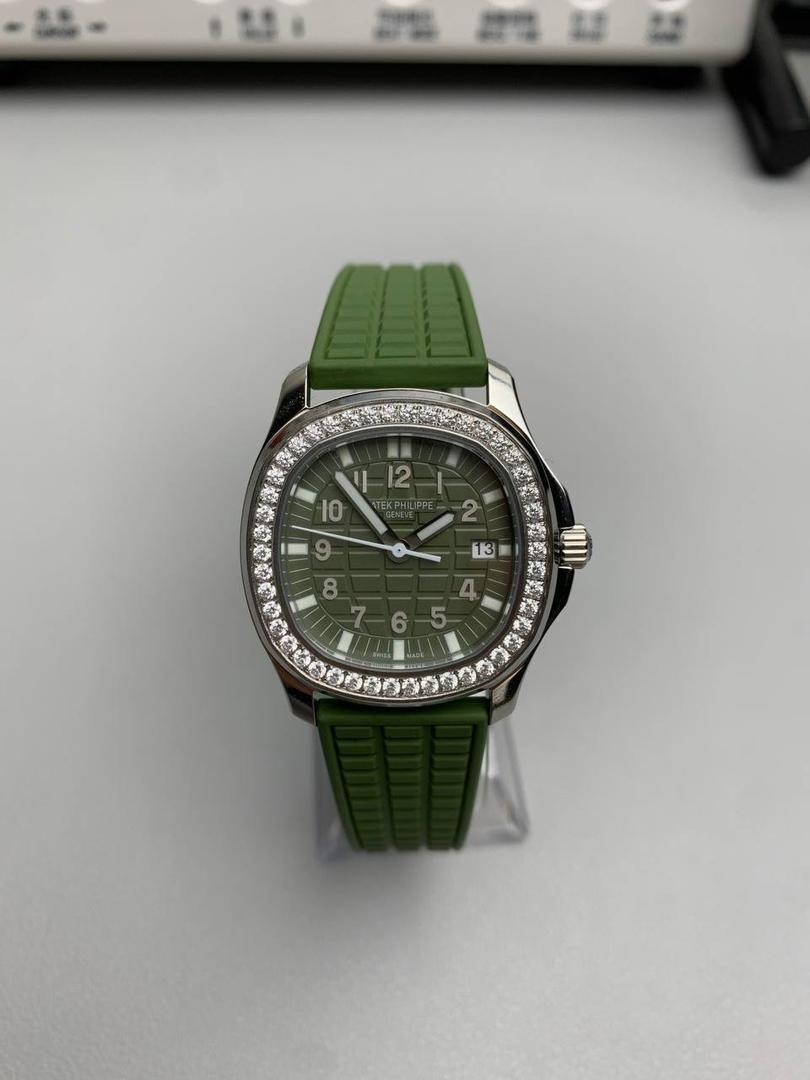 百达翡丽 5067A 手雷 石英女表 ——PPF继续购入原装PP--5067A腕表，独立拆解开模。完美还原PATEK PHILIPPE--5067A全系列石英腕表，带来全网最佳的复刻产品和极致体验。 【表带 扣】 1.采用与原装一致的天然复合橡胶（Tropical）材质，经久耐磨，可抵抗海水侵蚀和紫外线辐射。 2.完美克隆Aquanaut最新表扣，即使在非常细小的拐角处上也做有倒角润饰，确保还原正品般的舒适感。 【表壳】 1.腕表尺寸35.6X7.7mm 圆润的八角形表壳与原装一致，保持着复古的造型和精湛的打磨。 2.旋入式把头设计和实心底盖吻合与原版 3.表圈镶嵌46颗顶级施华洛世奇水晶（共计1克拉） 【机芯】 瑞士石英机芯改PPCal.E23-250芯。走时稳定，续航持久，性价比超高。