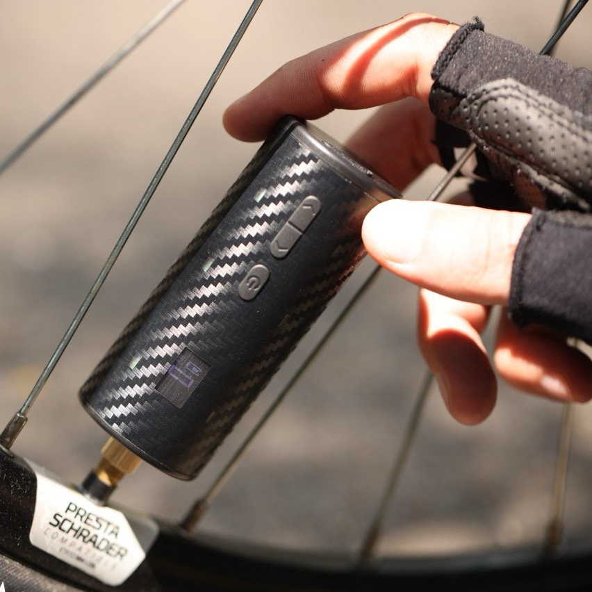 OUTZAC 3合1 掌上型電動氣泵 (150PSI / 自動停機 / 自行車專用) OUTZAC 3-in-1 Mini Electric Bike Pump (150PSI / Power Bank / LED Light)