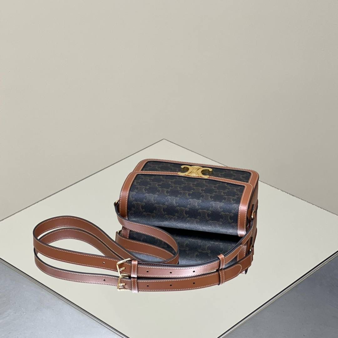 🔥大货实拍图 𝗖𝗘𝗟𝗜𝗡𝗘 ♥ 𝗧𝗥𝗜𝗢𝗠𝗣𝗛𝗘 𝗕𝗢𝗫 型号：191242 中号尺寸：22.5*16*7cm 小号尺寸：18.5*14*6cm 𝑪𝒆𝒍𝒊𝒏𝒆老花凯旋门，老花配纯色包边的设计，散发着法式优雅的气息，简直是复古到心坎儿😍