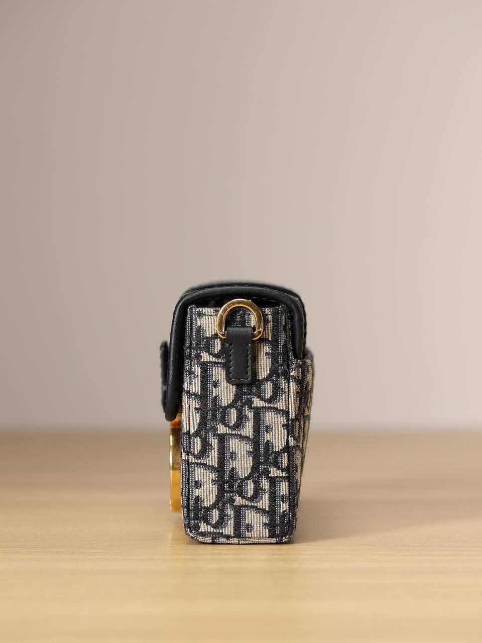 Dior 30 Montaigne 箱型手袋 蓝色 Oblique 提花，经典 “CD” 扣环设计。 可手提、肩背或斜挎，尺寸 17.5×11.5×5 cm，附防尘袋❤️