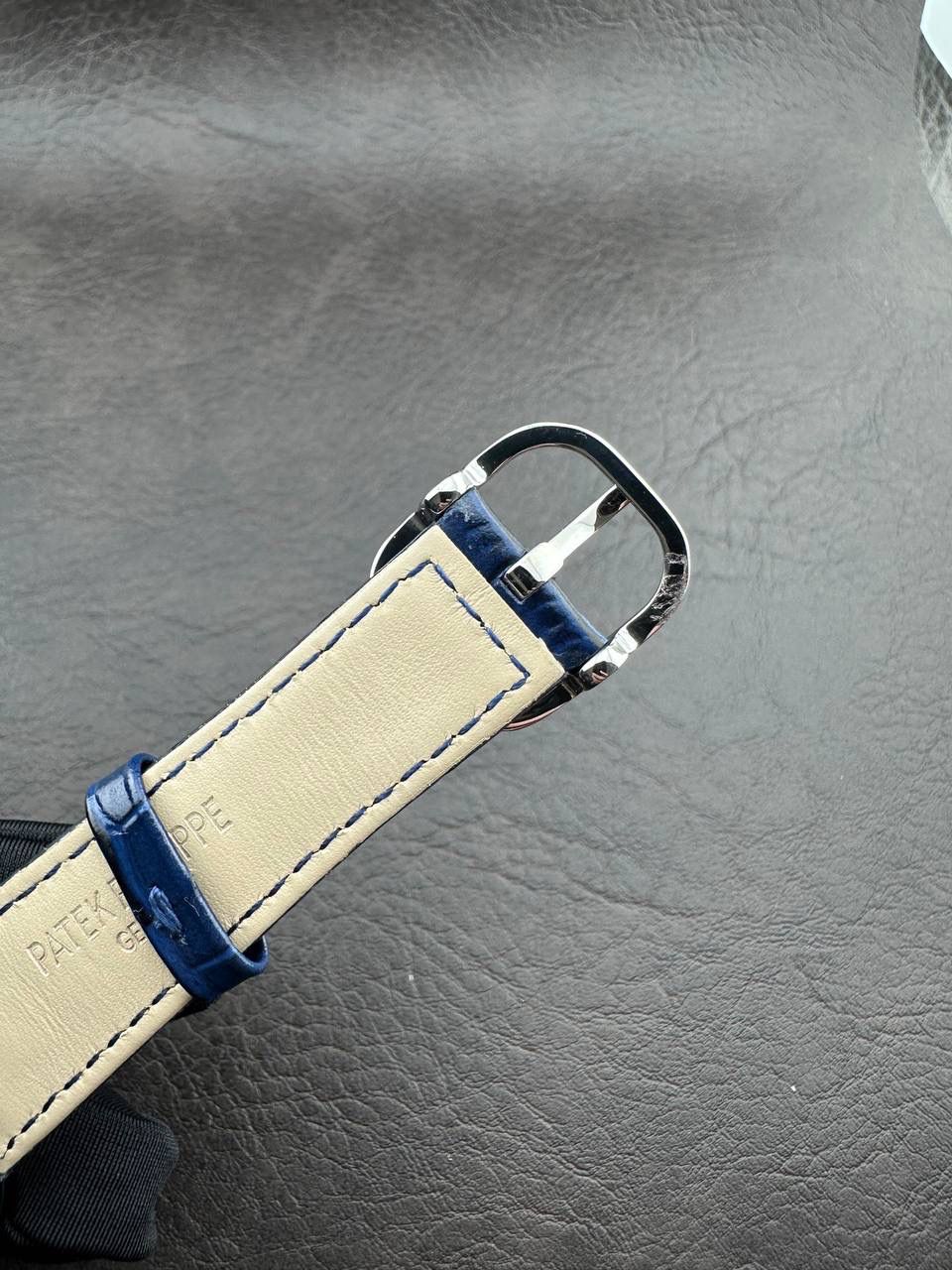 PP➕ Factory2025新品首发｜百达5738系列 68克配重版 复刻经典，更胜经典——GOLDEN ELLIPSE 黄金椭圆腕表重磅登场！ ✅ 黄金分割美学重塑：遵循1:1.6181经典比例，34.5MM×39.5MM椭圆表径搭配7.7MM纤薄厚度，复刻古典韵味与佩戴舒适度。 ✅ 316L精钢表壳：介于圆形与矩形之间的别致椭圆轮廓，还原原版线条张力，质感细腻出众。 ✅ 3D立体云贝母表盘：专属浮雕打印工艺，折射神秘深邃光泽，告别市面暗淡平庸款，上手自带高光。 ✅ 定制进口小牛皮表带：21X16尺寸对版原配，搭配同型椭圆表扣，与表壳设计遥相呼应，贴合手腕更显格调。 ✅ 9015精准机芯：走时稳定精准，兼顾实用性与耐用性，日常佩戴无压力。 PP➕不做“远观款”，只为呈现最接近原版的真实佩戴体验——从细节质感 to 上手触感，每一处都经得起近距离审视，让经典韵味在腕间完美延续！