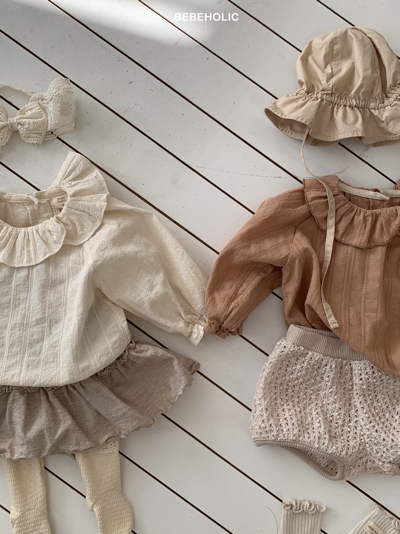 🌸預訂 韓國直送🌸🇰🇷BEBEHOLIC兩色提花荷葉領長袖上衣