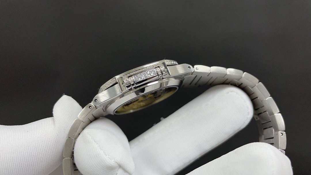 新品 重金打造经典时计——百达翡丽7118女士鹦鹉螺 满钻限量款 少量到货，限量供应（全身采用八心八箭天然奥宝水钻） 🉐️赠送价值💰288旅行便捷定制手表表盒 腕表:定制324 S自动一体上链机械机芯，中心大秒针 表盘:密镶钻，拥有286颗钻 表壳:密镶拥有518颗钻，拥有蓝宝石水晶透盖。防水系数30米。直径35.2mm 表链:采用拥有1729钻采用罕见的“不规则雪花镶钻”工艺，令腕表更添耀眼光彩，这项工艺需要将大小各异的钻镶嵌并固定到位，尽可能隐匿每颗钻之前的贵金属痕迹。 顶配鹦鹉螺7118满天星 目前算是最奢华的女款鹦鹉螺 应该没有人能拒绝了它了吧 雪花❄️镶钻全身 不仅是表盘，表带都是雪花镶钻总之一个字“闪”（白色为真空炉内白金，玫色为真空炉内纳米玫瑰金） 精品，欢迎表友品鉴！