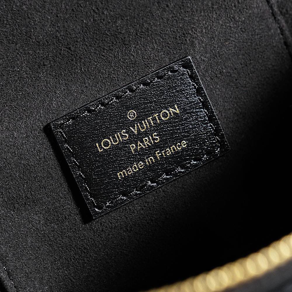 𝐕𝐀𝐍𝐈𝐓𝐘 菱形芯片跳动码化妆包系列🎀 𝑽𝒂𝒏𝒊𝒕𝒚 𝑪𝒉𝒂𝒊𝒏 𝑷𝒐𝒖𝒄𝒉躲不过化妆包真香定律，复古且松弛感直接拉满‼️ 娇小玲珑的包型，比经典老款更加有型，包身依旧采用经典焦糖老花拼色搭配，为了更加满足时髦精们的搭配，它配备了长短肩带，一包可多种背法。🤩😍 至从它的出现，热度至今一直未减，虽然包身变小，可一直不影响它的容纳量，真的是巨巨巨能装，小巧优雅，无论手提 腋下 斜挎设计上身真的超美！❤️❤️ 五金材质：厚镀纯钢五金 皮料材质：菱形法国原厂皮面料【芯片版】 尺寸详情：𝟏𝟗*𝟏𝟏.𝟓*𝟔.𝟓𝐜𝐦