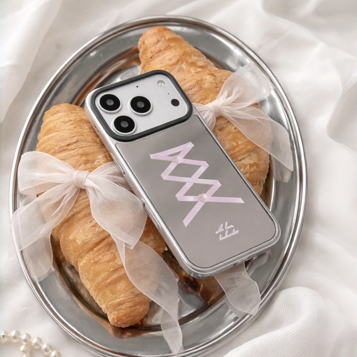 【Crisscross Silky Strap X Heart Pearl Button】銀框鏡面MagSafe iPhone Case