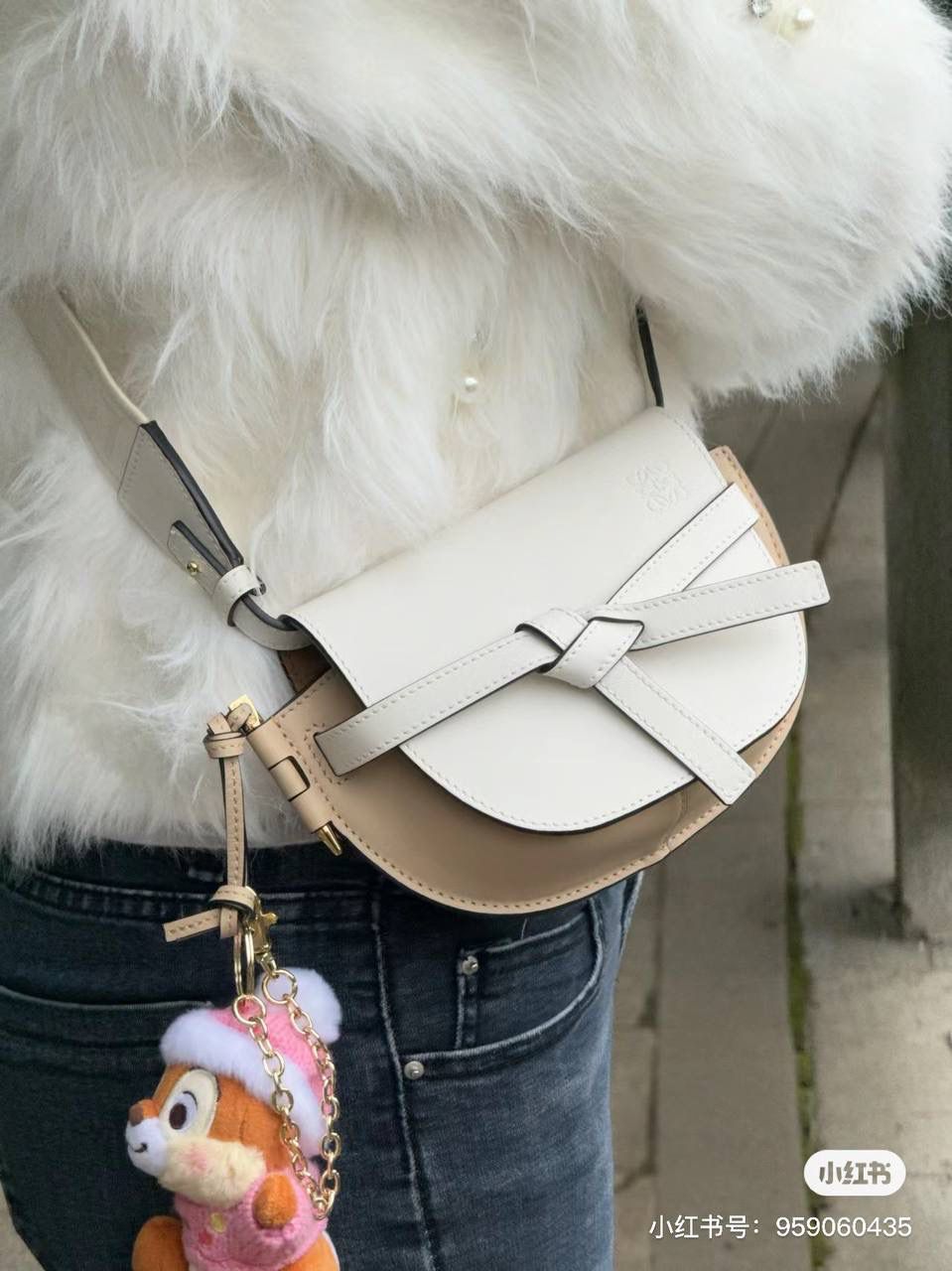 *𝘔𝘪𝘯𝘪 𝘎𝘢𝘵𝘦 𝘋𝘶𝘢𝘭 马鞍手袋 ✨上新 new in✨ 尺寸:15*12.5*9cm（中部最宽处21cm） 编码:522127 颜色: 织带/全麦拼白色 将原本的细肩带更换成存在感更强的帆布宽肩带，点缀logo印花，休闲率性感满满！ 包身采用非常柔韧光滑小牛皮，内里麂皮，内置两个卡槽，Puls🉑️无忧。 经典造型手袋，换上了新肩带，估计又有不少包控要失去抵抗力啦👏🏻