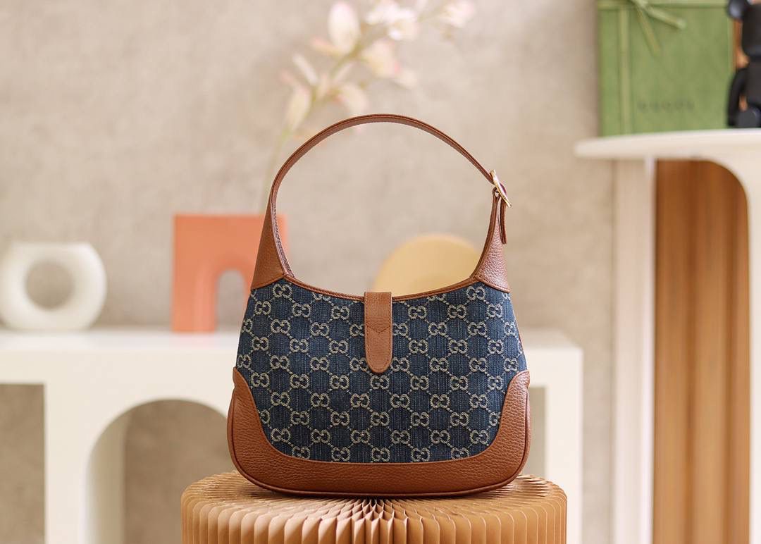 𝙅𝙖𝙘𝙠𝙞𝙚 1961复古牛仔系列 原厂皮#636706# ☞尺寸：28*19*4.5cm 在1961年首次推出1961系列，本季重回时尚前沿，满身自带复古气息，再次使用复古牛仔面料创造出新世纪的复古潮流设计，这一季的设计师简直开挂了，看遍了五花八门的时尚设计，回归了复古的本质，竟然让人眼前一亮，这一季的复古牛仔设计，简直就是来抢钱的，爱了爱了，这复古棕色系列搭配牛仔系列！🔥🔥