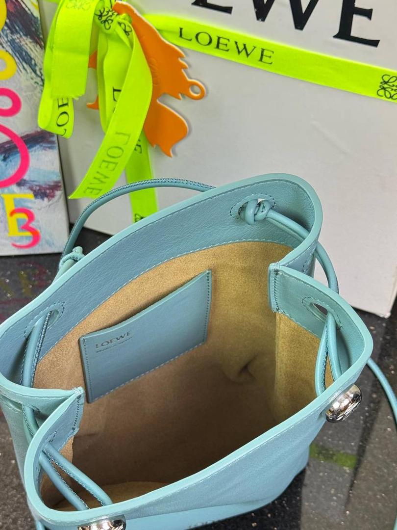 🎈（全钢）新款𝗣𝗲𝗯𝗯𝗹𝗲 𝗽𝗼𝘂𝗰𝗵手机包 ——【水蓝色到货💕】 尺寸：𝟮𝟭.𝟱-𝟭𝟳-𝟳𝗰𝗺 编码：652406 👉🏻采用进口纳帕小牛皮材质•包包手感超级舒服柔软•自重超轻。 👉🏻正面装饰两颗闪亮的𝗽𝗲𝗯𝗯𝗹𝗲配饰•精致可爱时髦•可调节肩带•腋下单肩斜跨皆🉑。 容量超大•可容纳5到6部手机•日常出行一个包就够啦😍